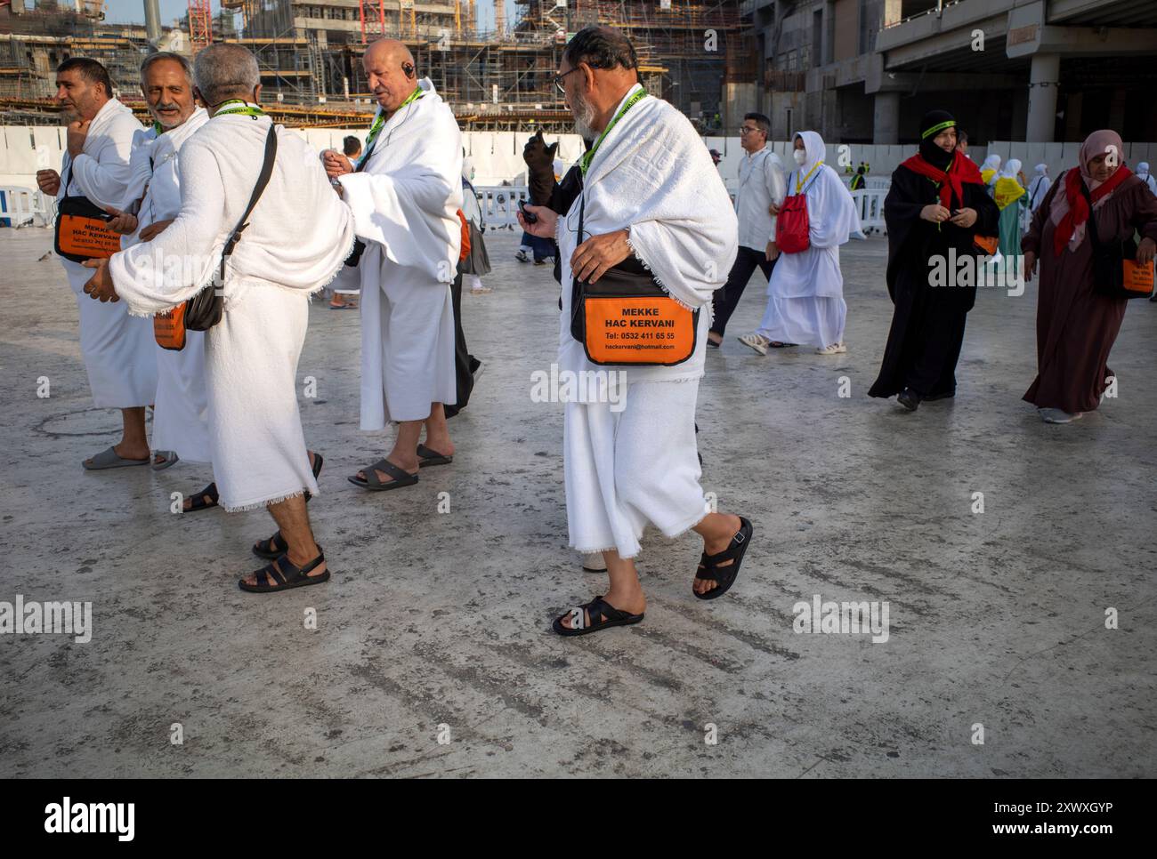 Mecca, Arabia Saudita - 5 giugno 2024: Pellegrini Hajj e Umrah dalla Turchia o dalla Germania, camminano vicino a Masjidil Haram, grande Moschea della Mecca, Arabia Saudita. Foto Stock