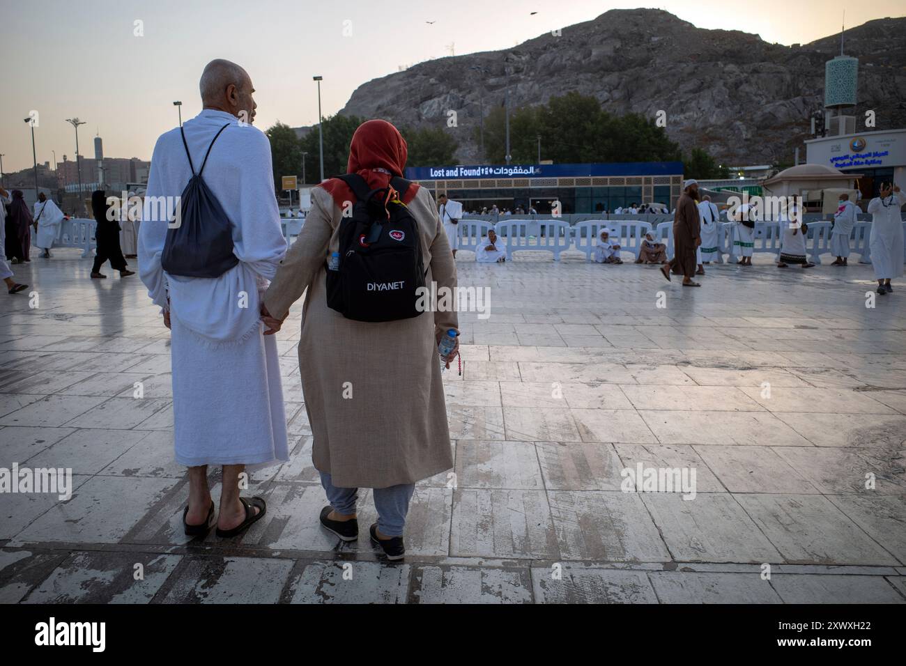 Mecca, Arabia Saudita - 6 giugno 2024: Pellegrini di Hajj e Umrah dalla Turchia, Diyanet, camminano vicino a Masjidil Haram, grande Moschea della Mecca, Arabia Saudita. H Foto Stock