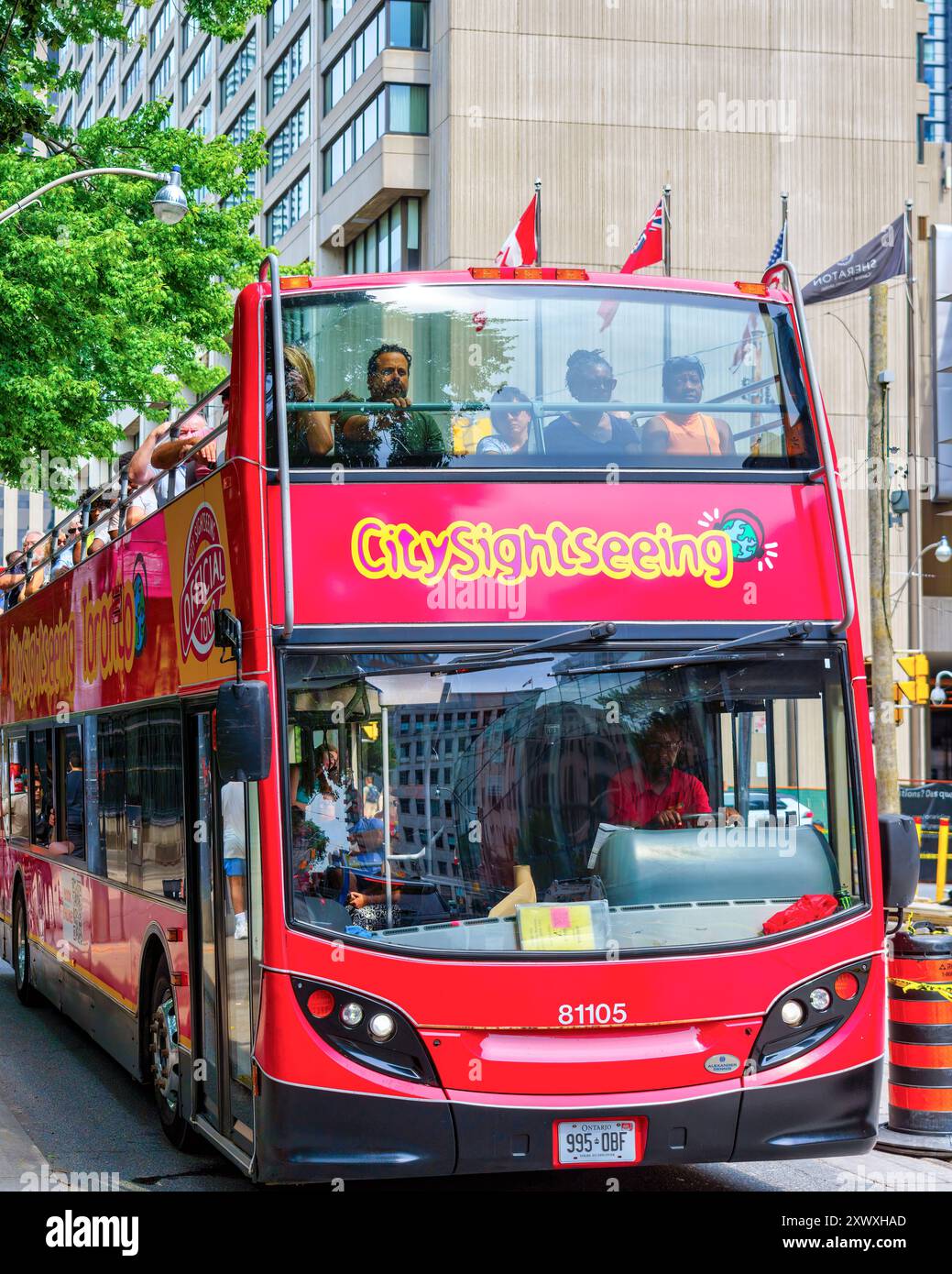 Toronto, Canada - 3 agosto 2024: Un autobus turistico a due piani in Queen St. West. Foto Stock