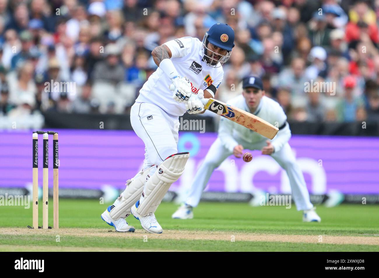 Dimuth Karunaratne dello Sri Lanka spezza via la palla durante la partita England Men vs Sri Lanka 1st Rothesay test all'Old Trafford, Manchester, Regno Unito, 20 agosto 2024 (foto di Craig Thomas/News Images) in, il 20/8/2024. (Foto di Craig Thomas/News Images/Sipa USA) credito: SIPA USA/Alamy Live News Foto Stock