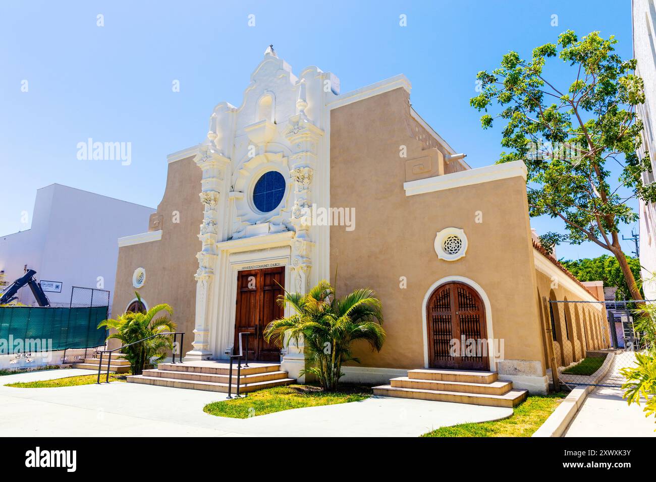 Esterno della chiesa locale di Miami Beach in stile revival spagnolo del 1921, Lincoln Road, Miami Beach, Florida, Stati Uniti Foto Stock