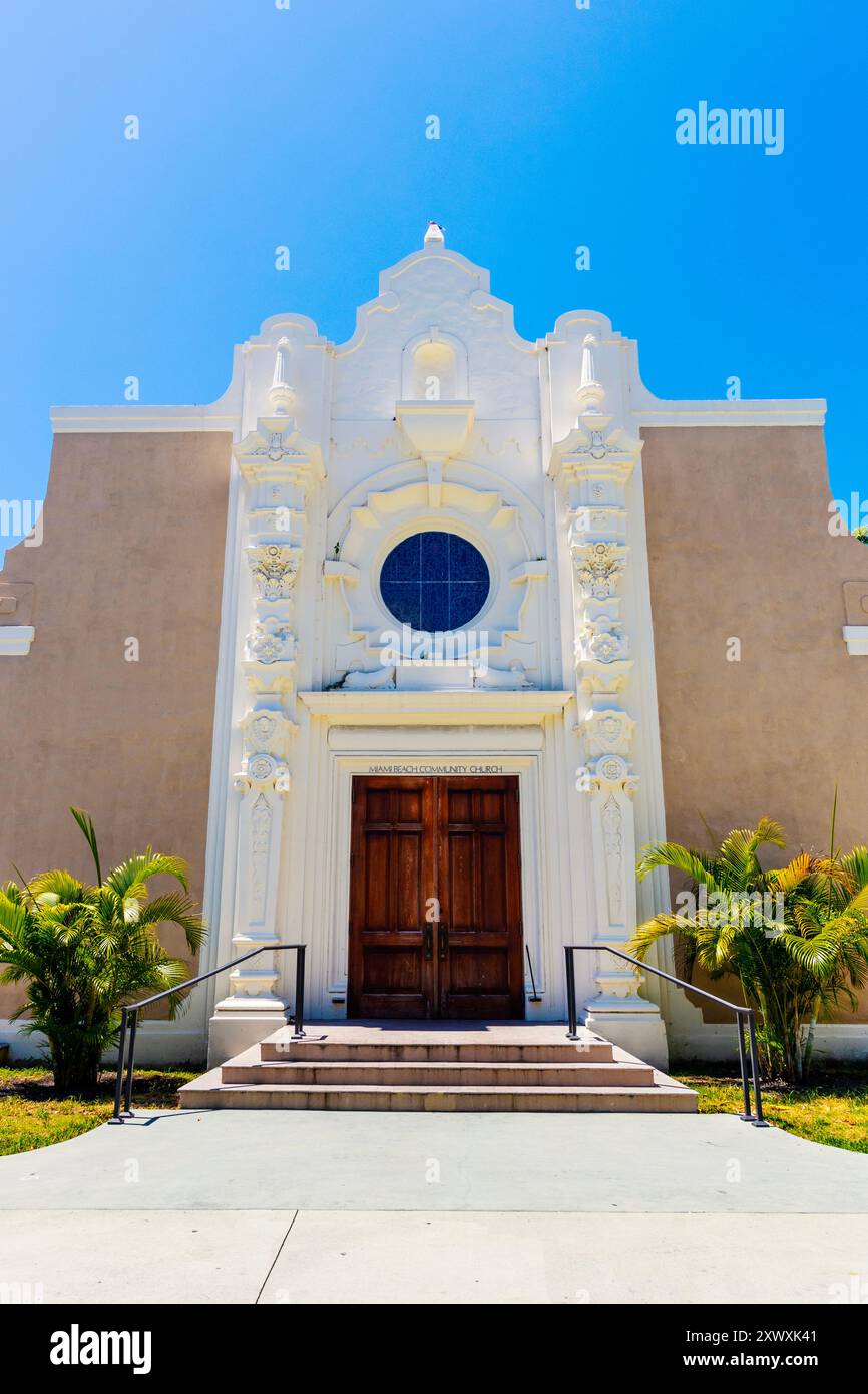 Esterno della chiesa locale di Miami Beach in stile revival spagnolo del 1921, Lincoln Road, Miami Beach, Florida, Stati Uniti Foto Stock