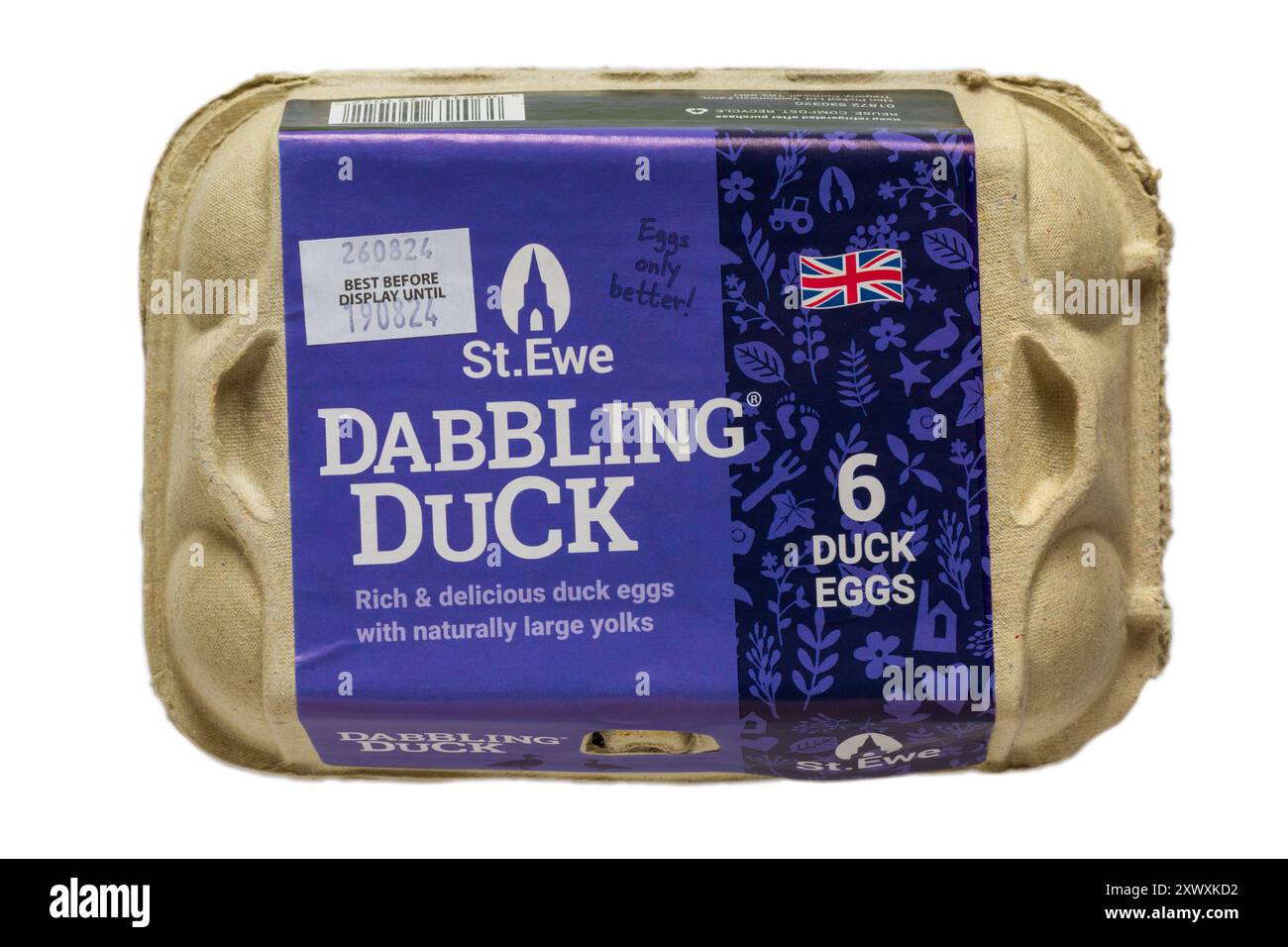 Cartone di uova d'anatra di St Ewe isolate su sfondo bianco - scatola per uova chiusa uova ricche e deliziose uova d'anatra con tuorli naturalmente grandi Foto Stock