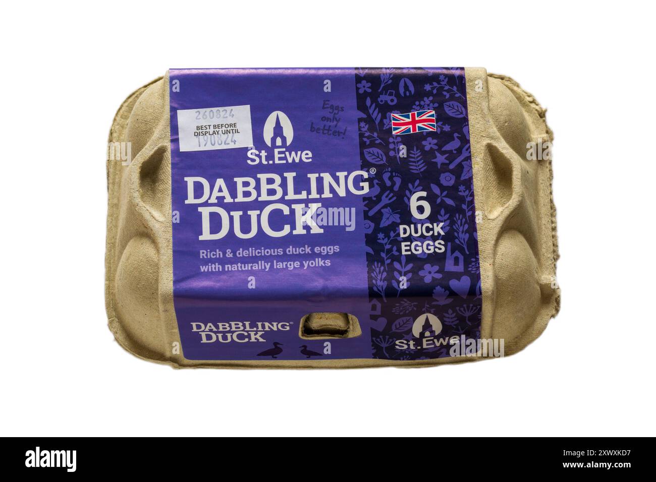 Cartone di uova d'anatra di St Ewe isolate su sfondo bianco - scatola per uova chiusa uova ricche e deliziose uova d'anatra con tuorli naturalmente grandi Foto Stock