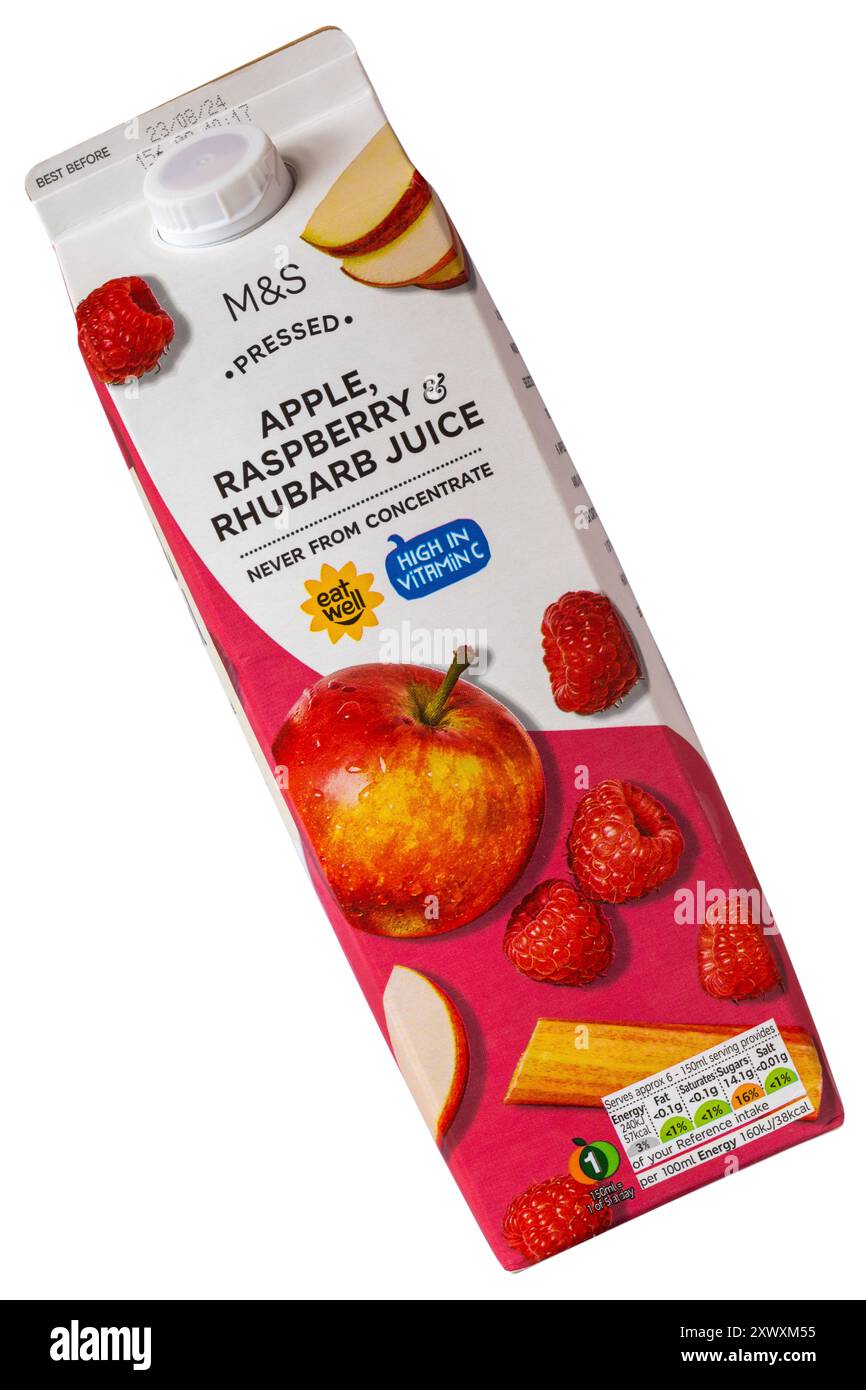 Cartone di succo di mela, lampone e rabarbaro pressato da M&S isolato su sfondo bianco - mangiate bene in vitamina C mai da concentrato Foto Stock