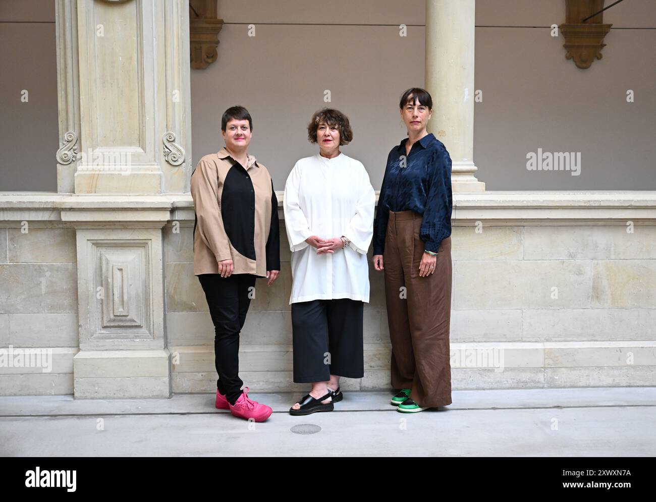 21 agosto 2024, Renania settentrionale-Vestfalia, Münster: I rappresentanti del collettivo internazionale curatore "What, How and for WHW" Sabina Sabolovic (l-r), Natasha Ilic e Ivey Curling si presentano alla presentazione della direzione artistica della grande mostra all'aperto Skulptur Projekte 2027 presso il LWL-Museum für Kunst und Kultur. Per la prima volta, Skulptur Projekte 2027 sarà diretto da un collettivo internazionale di curatrici femminili. La sesta edizione della mostra si svolgerà senza il suo fondatore König per la prima volta. Foto: Bernd Thissen/dpa Foto Stock