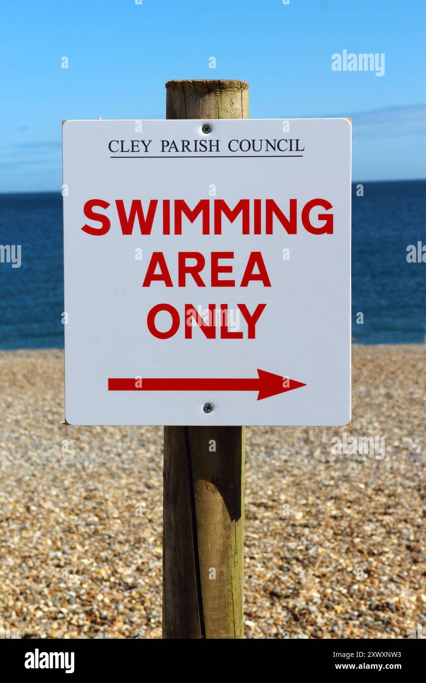 Un cartello indicante un'area designata per nuotare in estate sulla costa del Norfolk settentrionale a Cley Next the Sea, Norfolk, Inghilterra, Regno Unito. Foto Stock