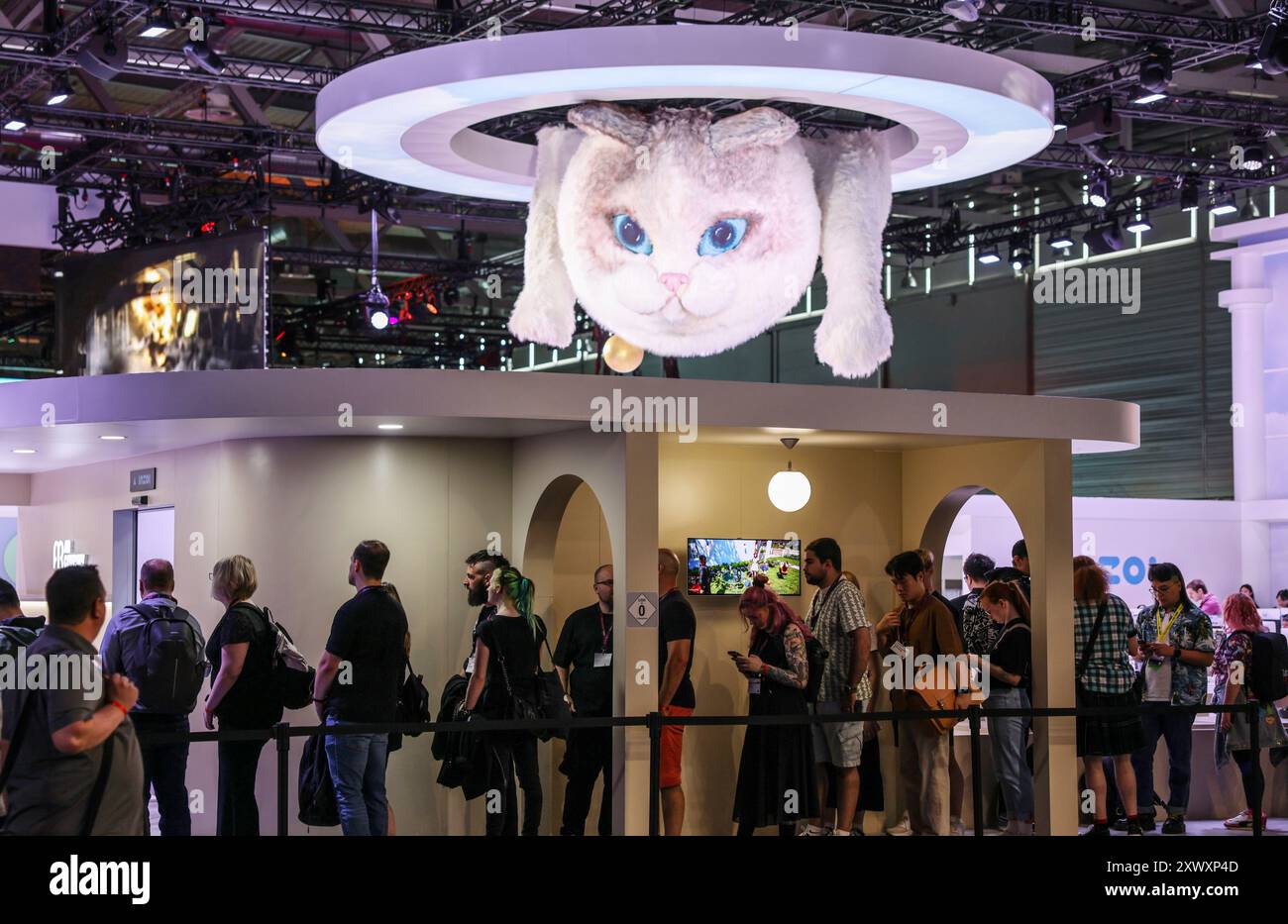 Colonia, Germania. 21 agosto 2024. I giocatori di computer si schierano al banco per il gioco inzoi. La fiera per computer e videogiochi Gamescom si terrà a Colonia dal 21 al 25 agosto 2024. Crediti: Oliver Berg/dpa/Alamy Live News Foto Stock