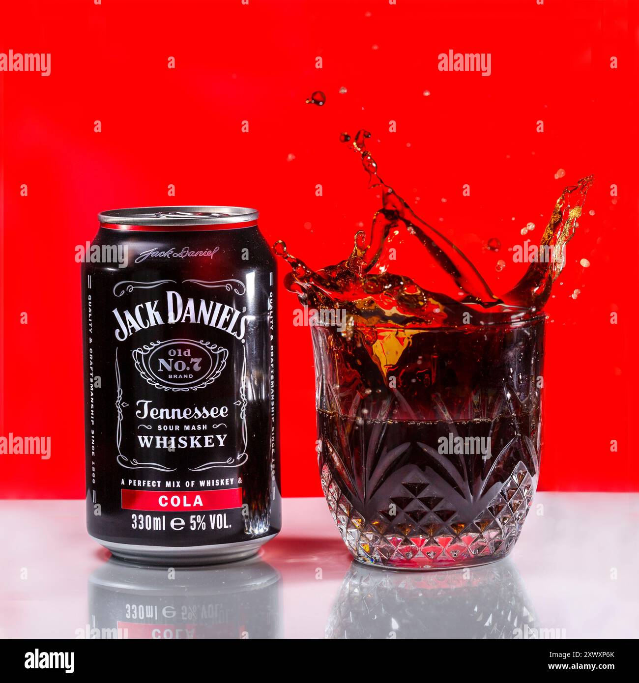 Una lattina di whisky Jack Daniels e un bicchiere di coca con spruzzo di limone Foto Stock