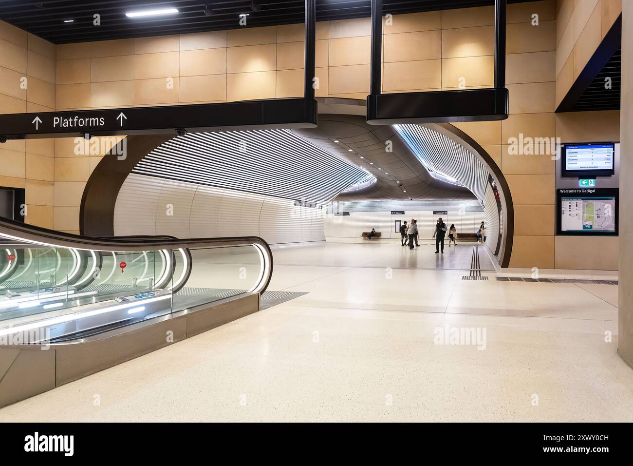 Sydney, Australia, mercoledì 21 agosto 2024. La stazione di Gadigal, aperta questa settimana come parte della linea ferroviaria senza conducente della metropolitana di Sydney che collega Sydenham e Chatswood e Tallawong. Gadigal Station si trova all'incrocio tra il Central Business District meridionale di Sydney e il quartiere commerciale di Midtown. Due audaci e monumentali opere d'arte piastrellate, immagini a specchio che segnano entrambi gli ingressi della nuova stazione Gadigal, intitolata "The Underside" dell'artista Callum Morton. Il nome della stazione riconosce il popolo Gadigal, i custodi originali della terra intorno al CBD di Sydney. Foto Stock