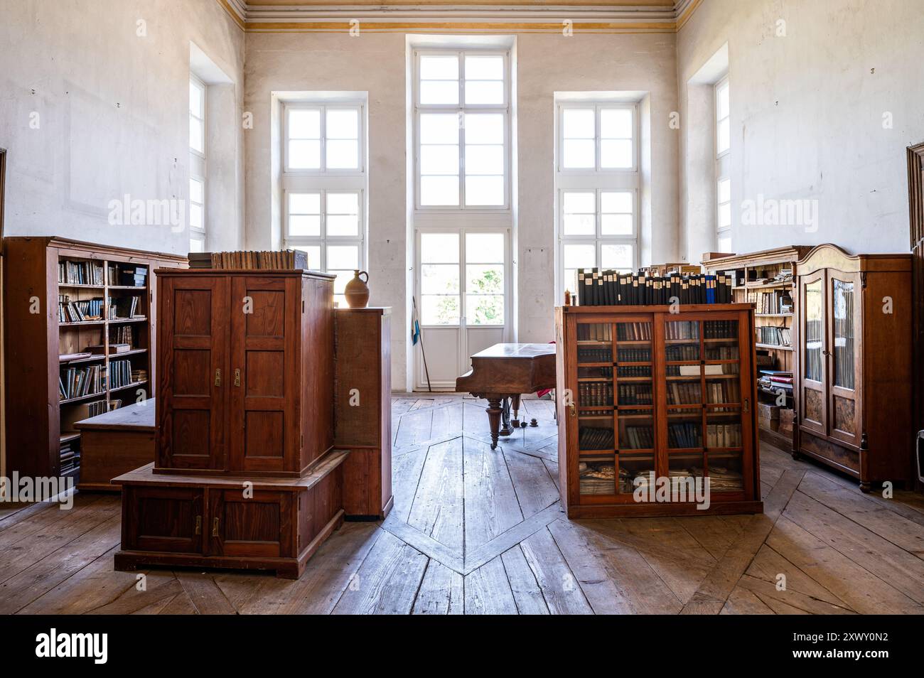 Librerie e pianoforte nel castello rinascimentale Schloss Dietldorf e edificio storico. Burglengenfeld, distretto di Schwandorf, Baviera, Germania. Foto Stock