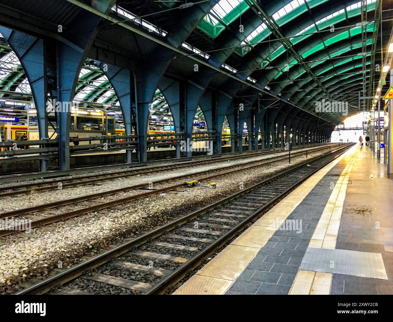 Piattaforma Ostbahnhof piattaforma ferroviaria internazionale Ostbahnhof, prima di partire per i Paesi Bassi. Berlino, Germania. Berlin Ostbahnhof Berlin Germania Copyright: XGuidoxKoppesxPhotox Foto Stock