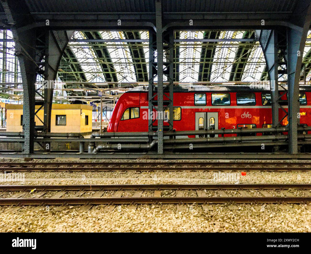 Piattaforma Ostbahnhof e stazione ferroviaria Internazionale Ostbahnhof, prima di partire per i Paesi Bassi. Berlino, Germania. Berlin Ostbahnhof Berlin Germania Copyright: XGuidoxKoppesxPhotox Foto Stock