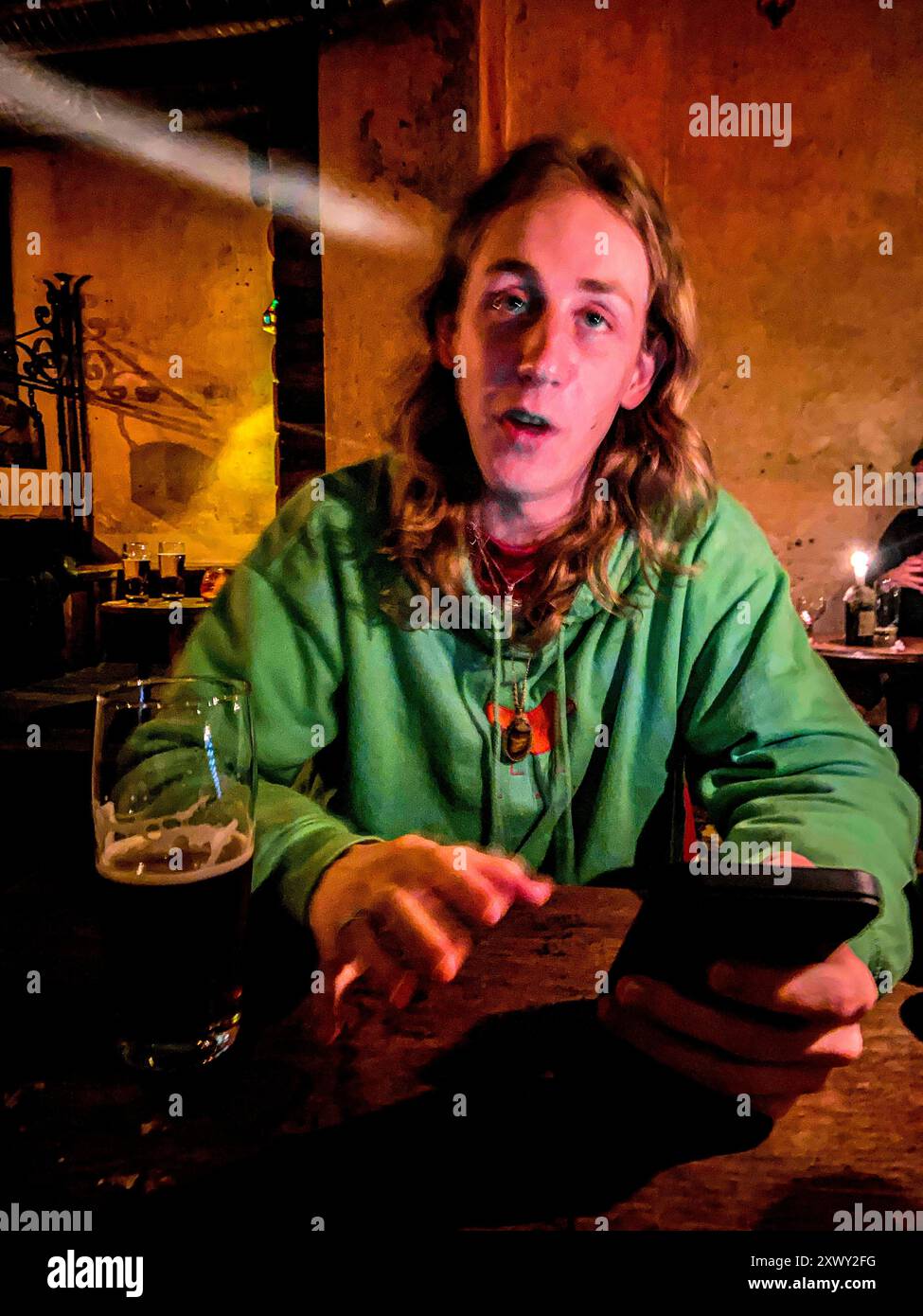 Leonard Wellington che racconta la storia di un caffè. Artista: Leonard Wellington che racconta la storia di un caffè al suo compagno. Berlino, Germania. MRYES Berlin Cafe Warschauer Strasse Berlino Germania Copyright: XGuidoxKoppesxPhotox Foto Stock