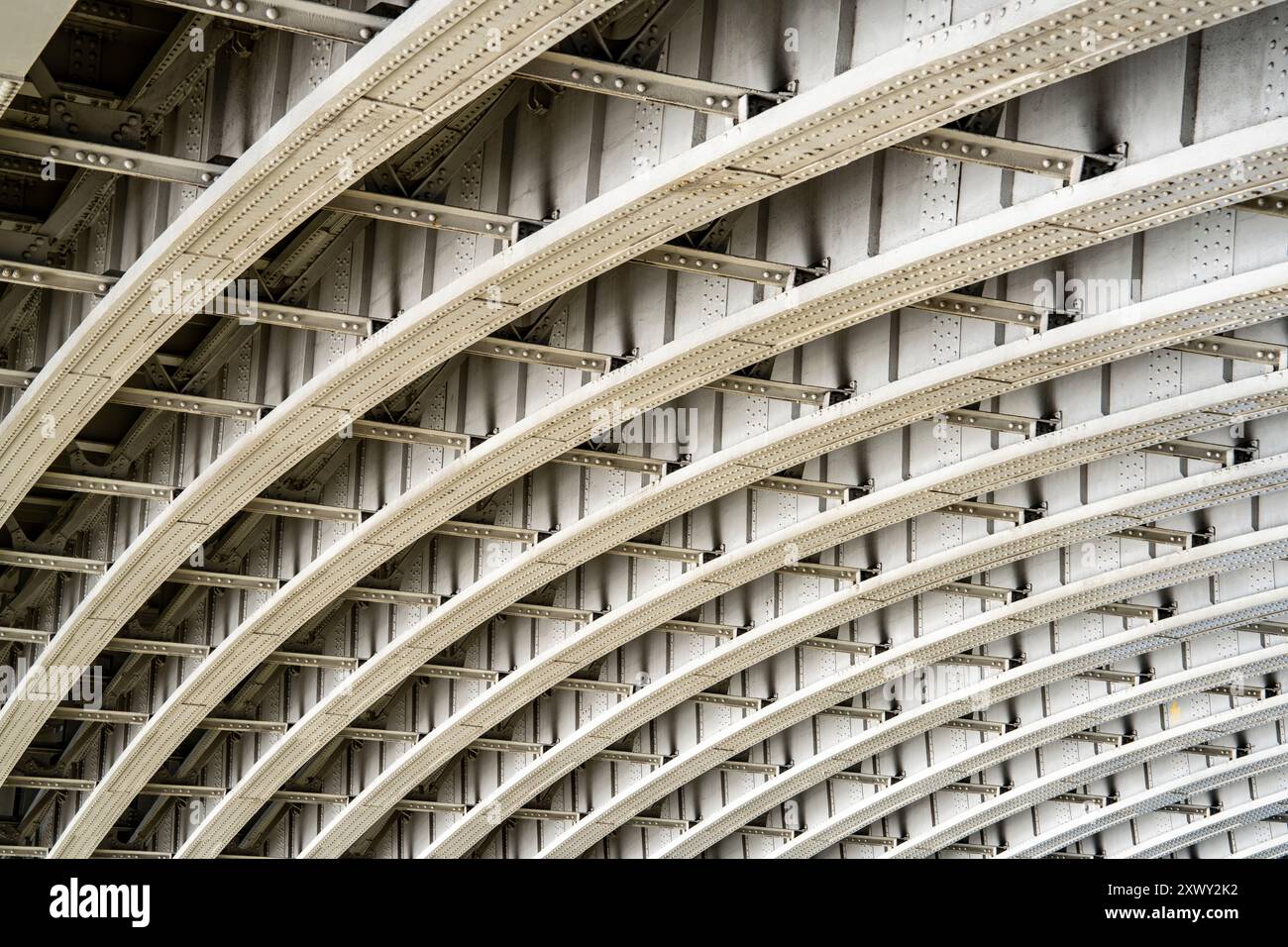 Travi di supporto sotto un ponte di Londra Foto Stock