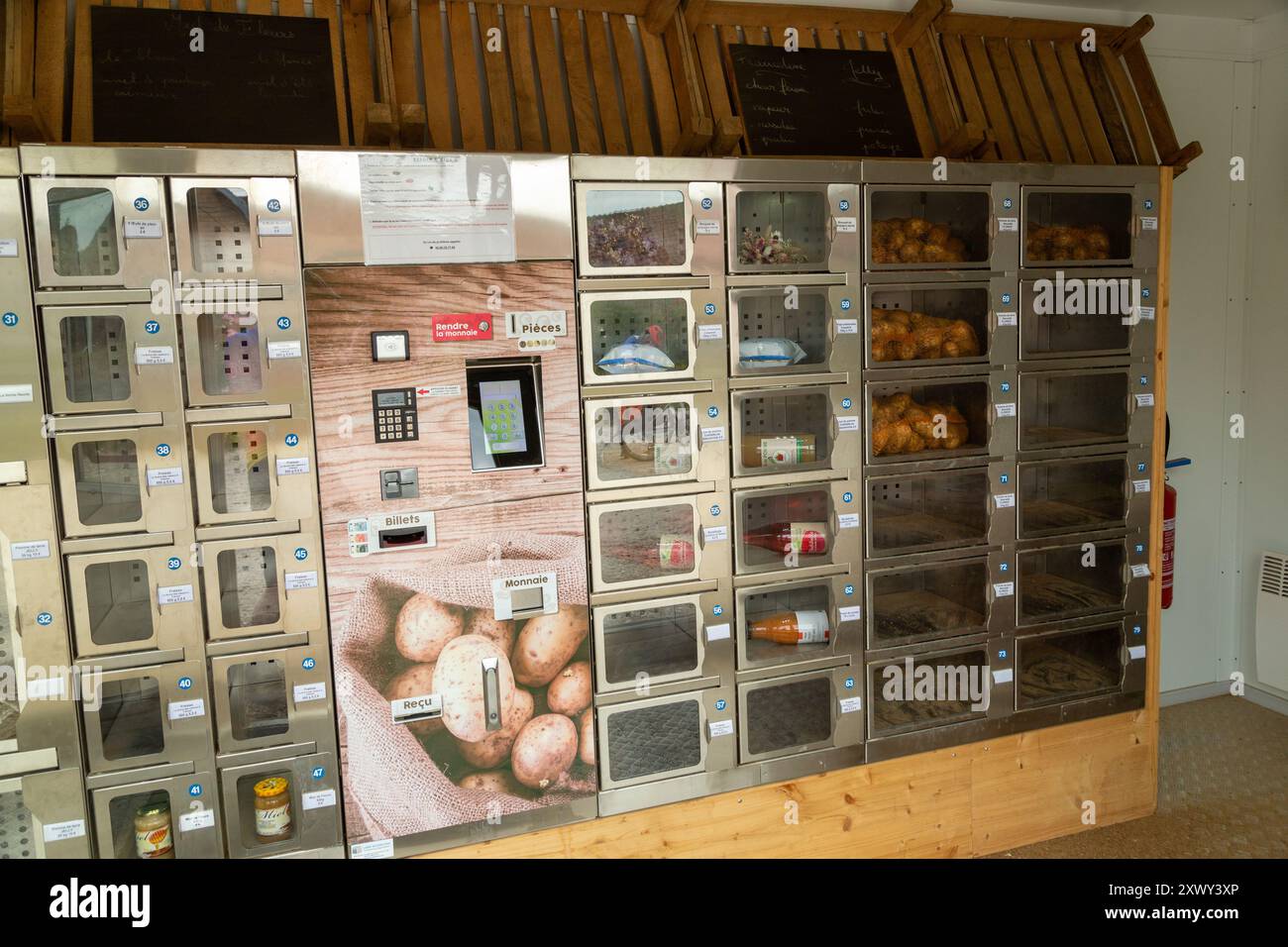 Un distributore automatico self-service che vende patate e bevande nella Francia rurale Foto Stock