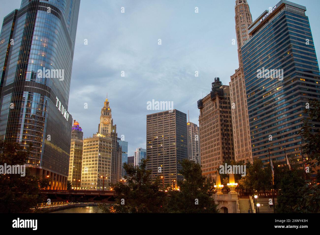 Il Trump International Hotel and Tower, l'iconico edificio di Wrigley e lo skyline con edifici di architettura moderna nel centro di Chicago, Illinois, USA. Foto Stock