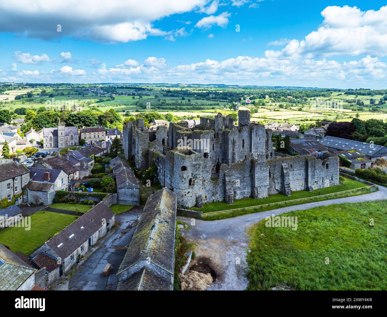 Castello di Middleham da un drone, Middleham, Wensleydale, North Yorkshire, Inghilterra Foto Stock