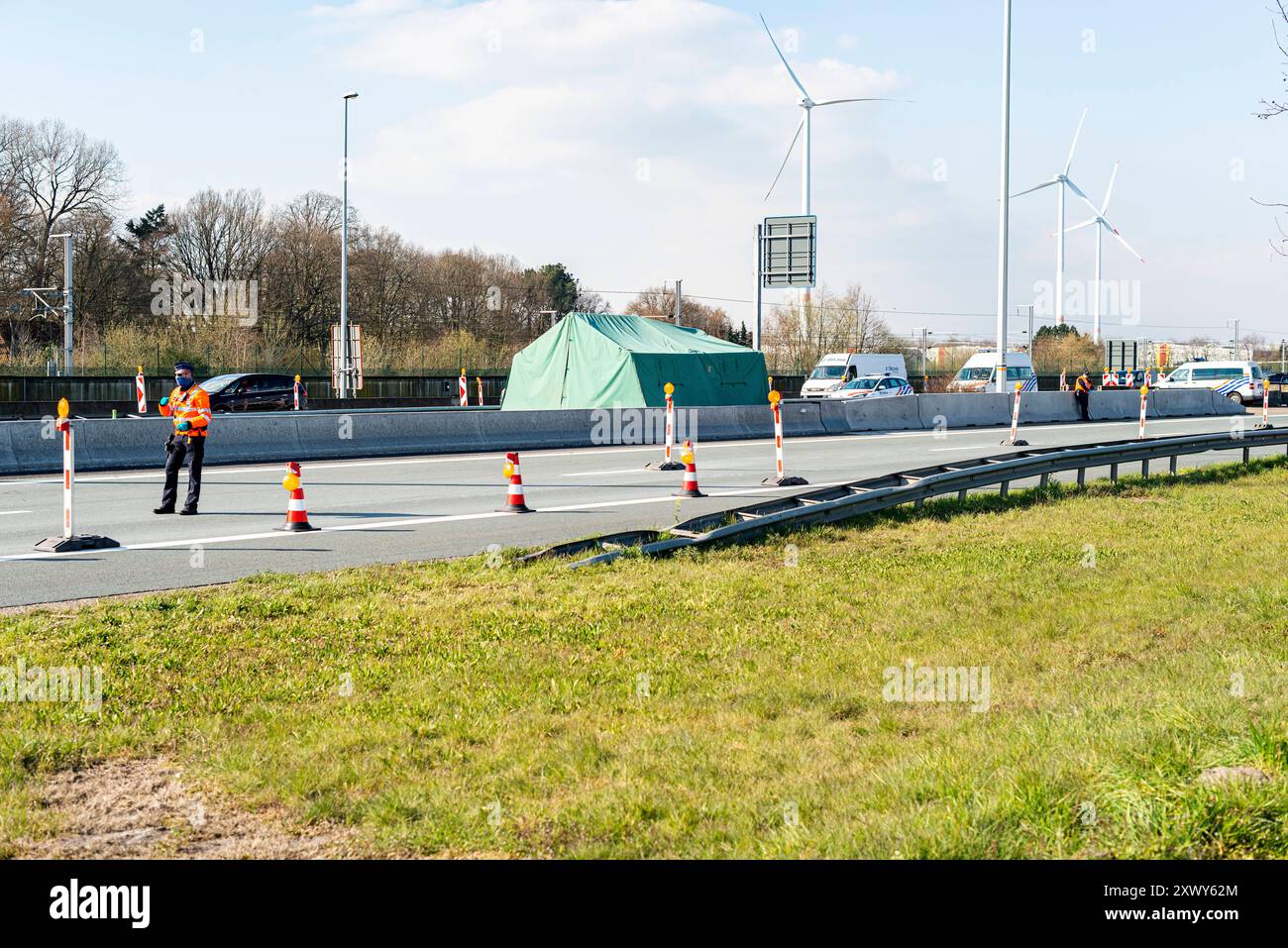 Il confine tra Paesi Bassi e Belgio ha chiuso il confine tra Paesi Bassi e Belgio è stato chiuso per la prima volta dopo decenni a causa del blocco nazionale belga in reponse a Corona. Ogni auto che passa viene controllata dalla polizia e dai militari per verificare che non vi siano spostamenti. Hazeldonk, Paesi Bassi. Breda A16 Hazeldonk Noord-Brabant Nederland Copyright: XGuidoxKoppesxPhotox Foto Stock