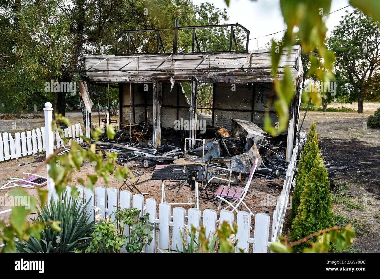 MALOKATERYNIVKA, UCRAINA - 20 AGOSTO 2024 - il caffè per bambini di Levada nel parco centrale è danneggiato da un attacco di artiglieria russa, villaggio di Malokaterynivka, regione di Zaporizhzhia, Ucraina sudorientale. A seguito dell'attacco russo, morirono due persone, tra cui un ragazzo di 14 anni. Sei bambini sono in ospedale con due ragazzi che soffrono di lesioni al midollo spinale. Foto Stock