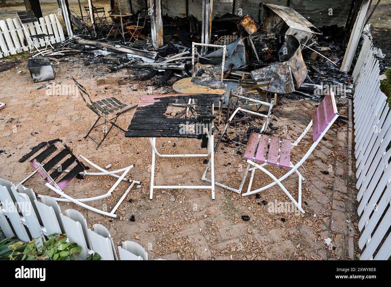 MALOKATERYNIVKA, UCRAINA - 20 AGOSTO 2024 - tavoli e sedie bruciati sono al caffè per bambini Levada nel parco centrale distrutto da uno sciopero di artiglieria russa, villaggio di Malokaterynivka, regione di Zaporizhzhia, Ucraina sud-orientale. A seguito dell'attacco russo, morirono due persone, tra cui un ragazzo di 14 anni. Sei bambini sono in ospedale con due ragazzi che soffrono di lesioni al midollo spinale. Foto Stock