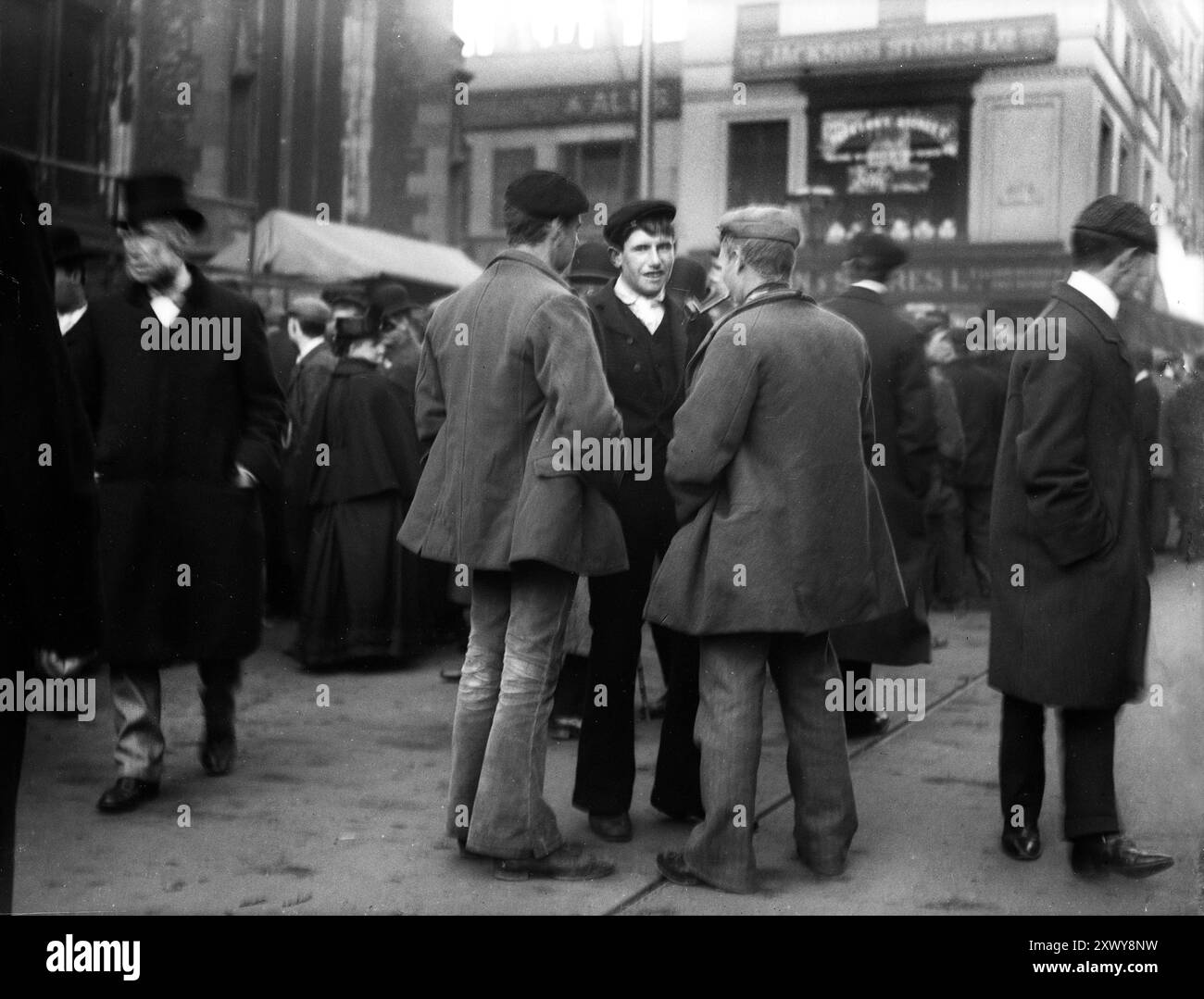 Uomini e ragazzi della classe operaia si riuniscono alla fiera di noleggio di Martinmas a Hull, nel North Yorkshire nel 1903. Le fiere annuali, note anche come Mop Fairs, si tenevano ogni novembre, quando il lavoro agricolo era breve a causa dell'inverno e i lavoratori e i datori di lavoro si riunivano per assumere lavoratori. Foto Stock