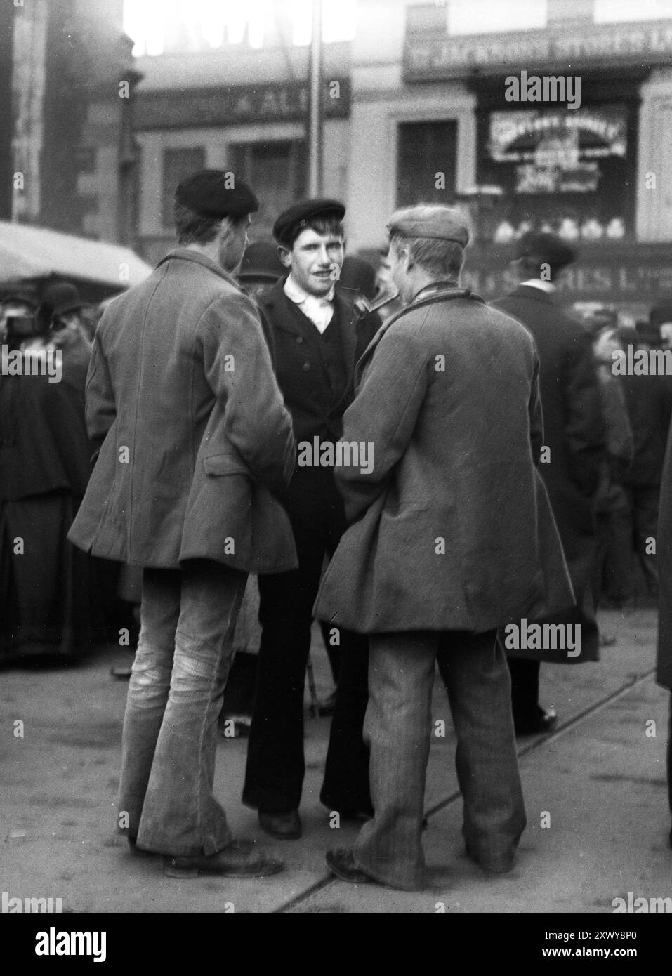 Uomini e ragazzi della classe operaia si riuniscono alla fiera di noleggio di Martinmas a Hull, nel North Yorkshire nel 1903. Le fiere annuali, note anche come Mop Fairs, si tenevano ogni novembre, quando il lavoro agricolo era breve a causa dell'inverno e i lavoratori e i datori di lavoro si riunivano per assumere lavoratori. Foto Stock