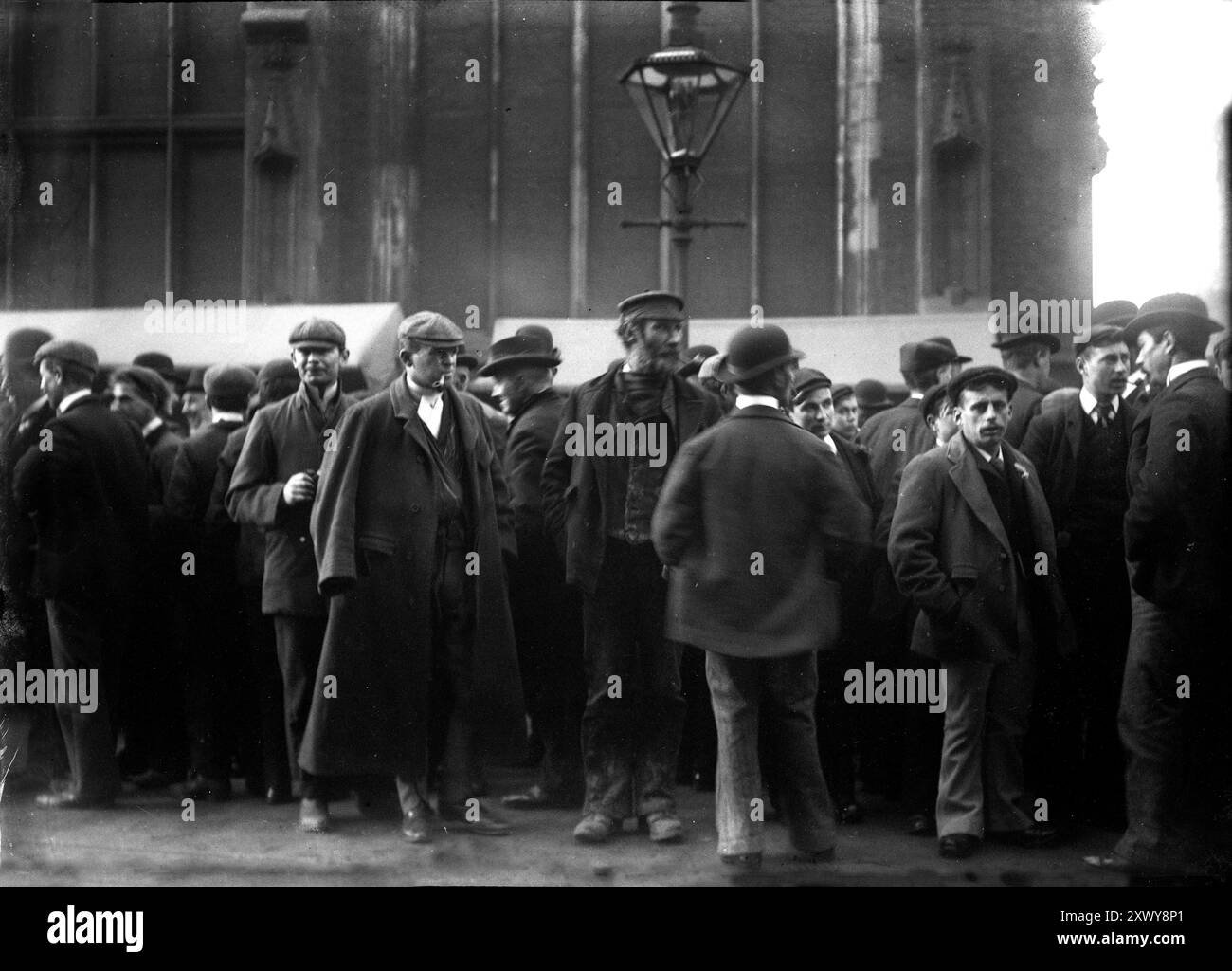 Uomini e ragazzi della classe operaia si riuniscono alla fiera di noleggio di Martinmas a Hull, nel North Yorkshire nel 1903. Le fiere annuali, note anche come Mop Fairs, si tenevano ogni novembre, quando il lavoro agricolo era breve a causa dell'inverno e i lavoratori e i datori di lavoro si riunivano per assumere lavoratori. Foto Stock