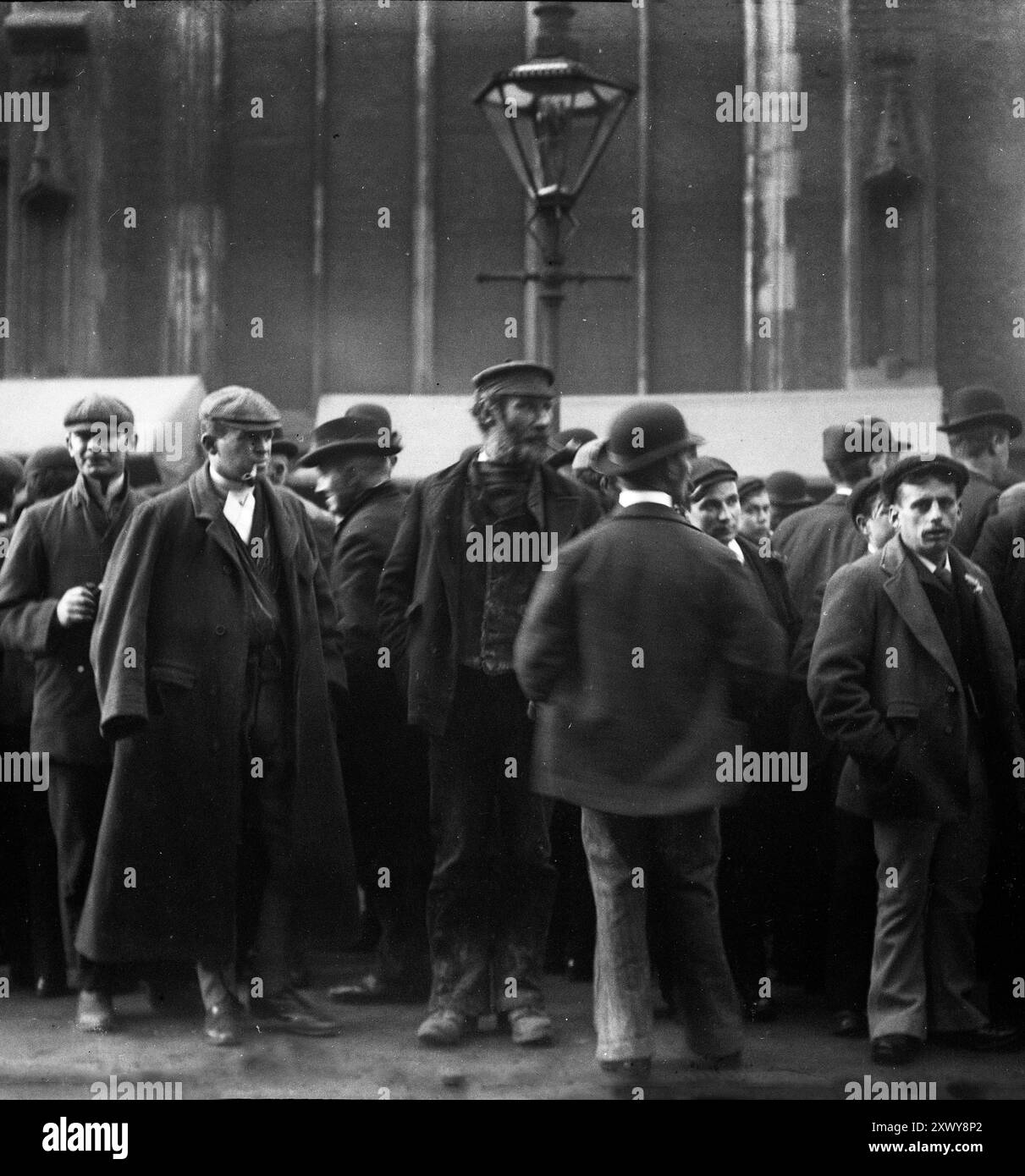 Uomini e ragazzi della classe operaia si riuniscono alla fiera di noleggio di Martinmas a Hull, nel North Yorkshire nel 1903. Le fiere annuali, note anche come Mop Fairs, si tenevano ogni novembre, quando il lavoro agricolo era breve a causa dell'inverno e i lavoratori e i datori di lavoro si riunivano per assumere lavoratori. Foto Stock