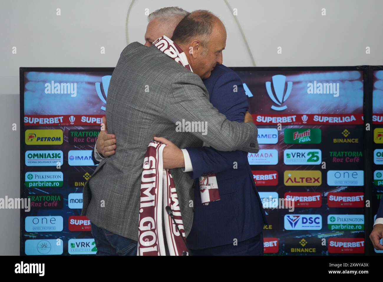 Bucarest, Romania. 21 agosto 2024: Dan Sucu (L), finanziatore del Rapid FC, saluta Marius Sumudica (R), il nuovo allenatore del Fotbal Club Rapid Bucarest, durante una conferenza stampa, alla Superbet Arena-giulesti di Bucarest. Crediti: Lucian Alecu/Alamy Live News Foto Stock