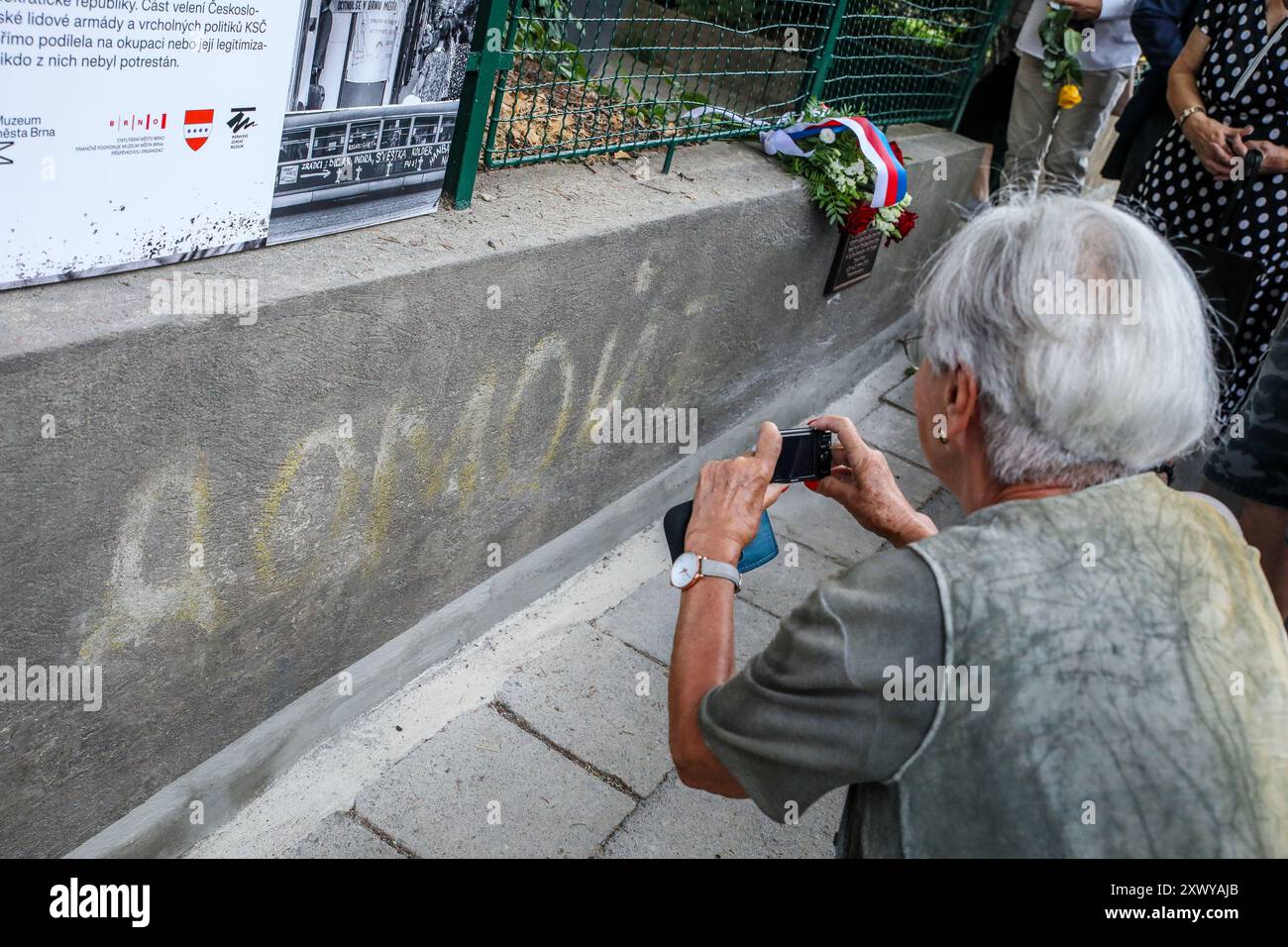 Merhautova Street, Brno, Repubblica Ceca. 21 agosto 2024. Cerimonia di inaugurazione della targa commemorativa e apertura del memoriale dell'occupazione del 1968 al 77 di Merhautova Street, Brno, Repubblica Ceca, 21 agosto 2024. Questo memoriale reca l'iscrizione "Occupers home", uno degli ultimi ricordi sopravvissuti della protesta spontanea dei residenti di Brno contro l'invasione della Cecoslovacchia da parte delle truppe del Patto di Varsavia. Crediti: Monika Hlavacova/CTK Photo/Alamy Live News Foto Stock