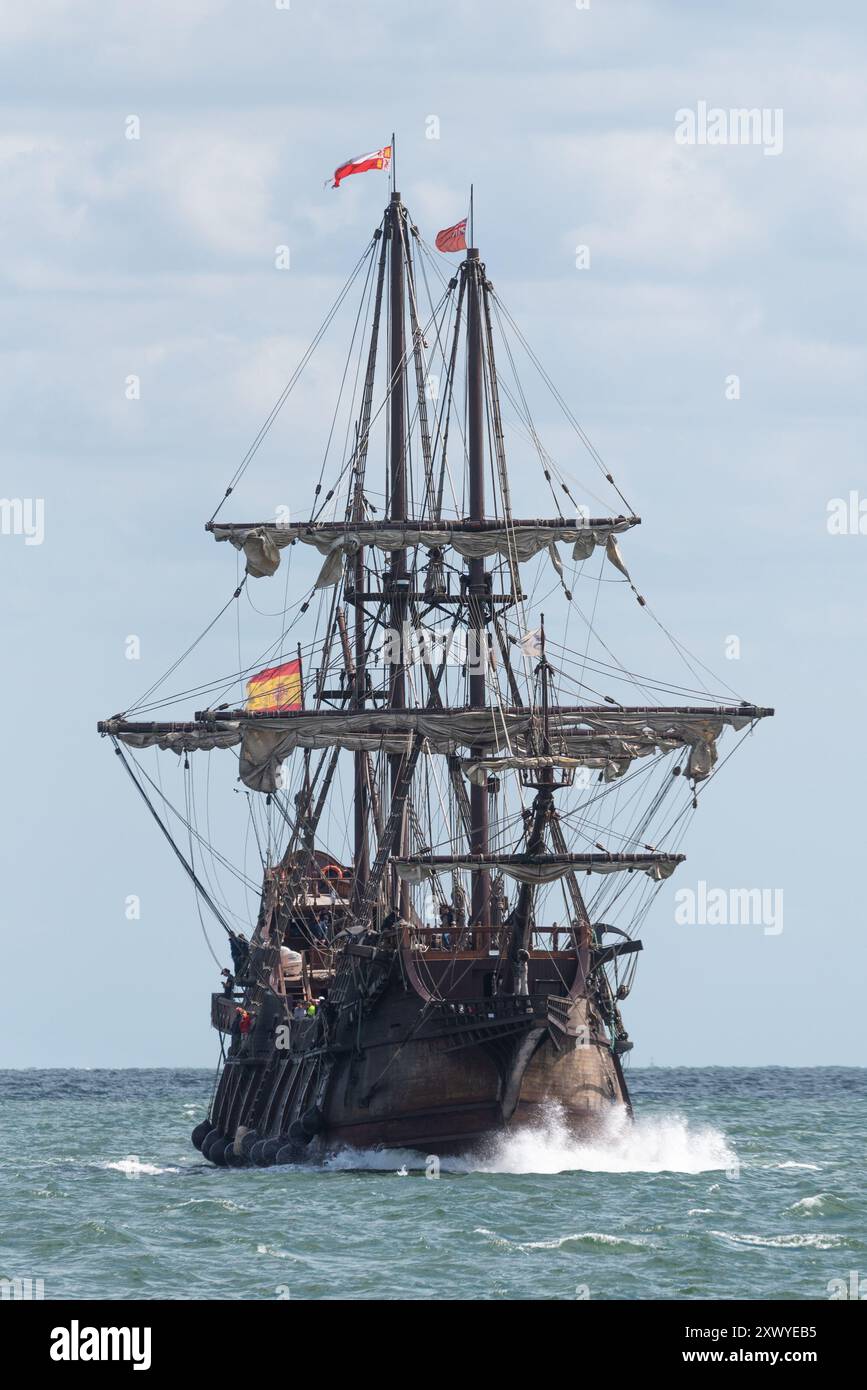 Southend Pier, Southend on Sea, Essex, Regno Unito. 21 agosto 2024. La replica della nave spagnola del XVII secolo «El Galeon», chiamata Galeón Andalucía, ha salpato lungo l'estuario del Tamigi dal Mare del Nord per legarsi al molo di Southend e sarà aperta ai visitatori dal 22 al 27 agosto. La nave partì da Bremerhaven in Germania il 18 agosto per il suo viaggio attraverso il Mare del Nord fino a Southend. El Galeon è stato costruito tra il 2009 e il 2010 dalla Nao Victoria Foundation e ha navigato in tutto il mondo e visitato molti porti Foto Stock