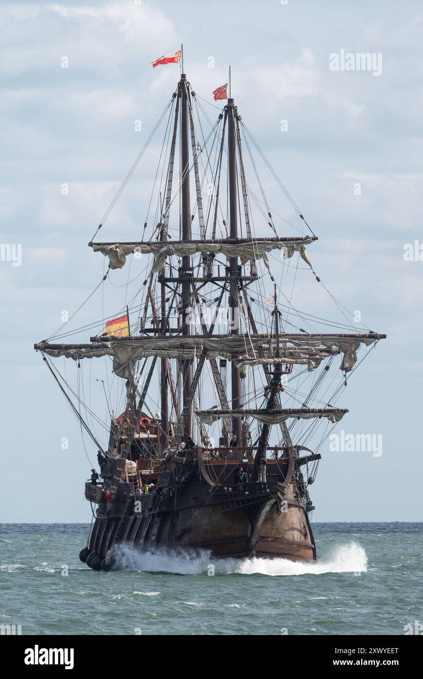 Southend Pier, Southend on Sea, Essex, Regno Unito. 21 agosto 2024. La replica della nave spagnola del XVII secolo «El Galeon», chiamata Galeón Andalucía, ha salpato lungo l'estuario del Tamigi dal Mare del Nord per legarsi al molo di Southend e sarà aperta ai visitatori dal 22 al 27 agosto. La nave partì da Bremerhaven in Germania il 18 agosto per il suo viaggio attraverso il Mare del Nord fino a Southend. El Galeon è stato costruito tra il 2009 e il 2010 dalla Nao Victoria Foundation e ha navigato in tutto il mondo e visitato molti porti Foto Stock