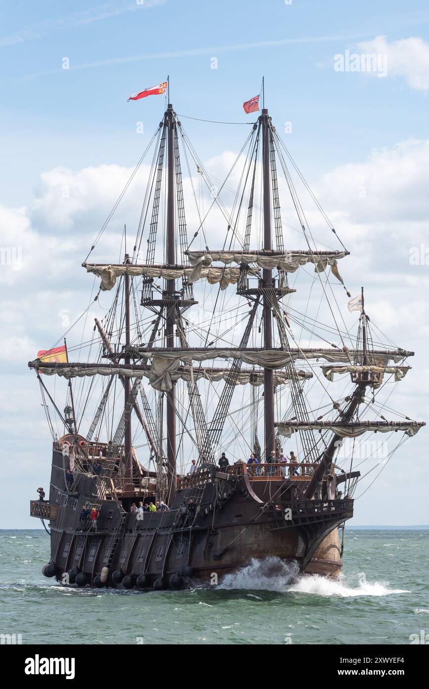 Southend Pier, Southend on Sea, Essex, Regno Unito. 21 agosto 2024. La replica della nave spagnola del XVII secolo «El Galeon», chiamata Galeón Andalucía, ha salpato lungo l'estuario del Tamigi dal Mare del Nord per legarsi al molo di Southend e sarà aperta ai visitatori dal 22 al 27 agosto. La nave partì da Bremerhaven in Germania il 18 agosto per il suo viaggio attraverso il Mare del Nord fino a Southend. El Galeon è stato costruito tra il 2009 e il 2010 dalla Nao Victoria Foundation e ha navigato in tutto il mondo e visitato molti porti Foto Stock