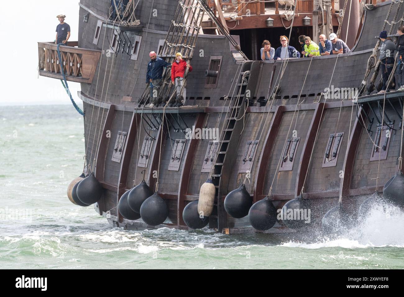 Southend Pier, Southend on Sea, Essex, Regno Unito. 21 agosto 2024. La replica della nave spagnola del XVII secolo «El Galeon», chiamata Galeón Andalucía, ha salpato lungo l'estuario del Tamigi dal Mare del Nord per legarsi al molo di Southend e sarà aperta ai visitatori dal 22 al 27 agosto. La nave partì da Bremerhaven in Germania il 18 agosto per il suo viaggio attraverso il Mare del Nord fino a Southend. El Galeon è stato costruito tra il 2009 e il 2010 dalla Nao Victoria Foundation e ha navigato in tutto il mondo e visitato molti porti Foto Stock