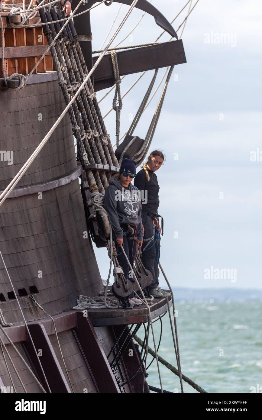 Southend Pier, Southend on Sea, Essex, Regno Unito. 21 agosto 2024. La replica della nave spagnola del XVII secolo «El Galeon», chiamata Galeón Andalucía, ha salpato lungo l'estuario del Tamigi dal Mare del Nord per legarsi al molo di Southend e sarà aperta ai visitatori dal 22 al 27 agosto. La nave partì da Bremerhaven in Germania il 18 agosto per il suo viaggio attraverso il Mare del Nord fino a Southend. El Galeon è stato costruito tra il 2009 e il 2010 dalla Nao Victoria Foundation e ha navigato in tutto il mondo e visitato molti porti. Equipaggio femminile pronto per l'ormeggio Foto Stock