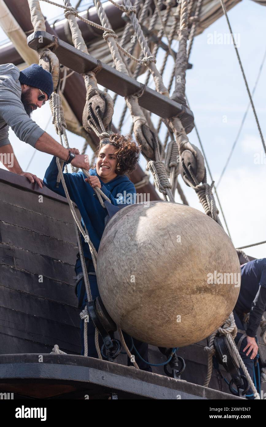 Southend Pier, Southend on Sea, Essex, Regno Unito. 21 agosto 2024. La replica della nave spagnola del XVII secolo «El Galeon», chiamata Galeón Andalucía, ha salpato lungo l'estuario del Tamigi dal Mare del Nord per legarsi al molo di Southend e sarà aperta ai visitatori dal 22 al 27 agosto. La nave partì da Bremerhaven in Germania il 18 agosto per il suo viaggio attraverso il Mare del Nord fino a Southend. El Galeon è stato costruito tra il 2009 e il 2010 dalla Nao Victoria Foundation e ha navigato in tutto il mondo e visitato molti porti. Equipaggio femminile Foto Stock