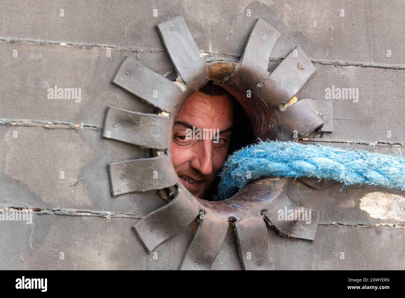 Southend Pier, Southend on Sea, Essex, Regno Unito. 21 agosto 2024. La replica della nave spagnola del XVII secolo «El Galeon», chiamata Galeón Andalucía, ha salpato lungo l'estuario del Tamigi dal Mare del Nord per legarsi al molo di Southend e sarà aperta ai visitatori dal 22 al 27 agosto. La nave partì da Bremerhaven in Germania il 18 agosto per il suo viaggio attraverso il Mare del Nord fino a Southend. El Galeon è stato costruito tra il 2009 e il 2010 dalla Nao Victoria Foundation e ha navigato in tutto il mondo e visitato molti porti. L'equipaggio sbircia attraverso la falesia Foto Stock