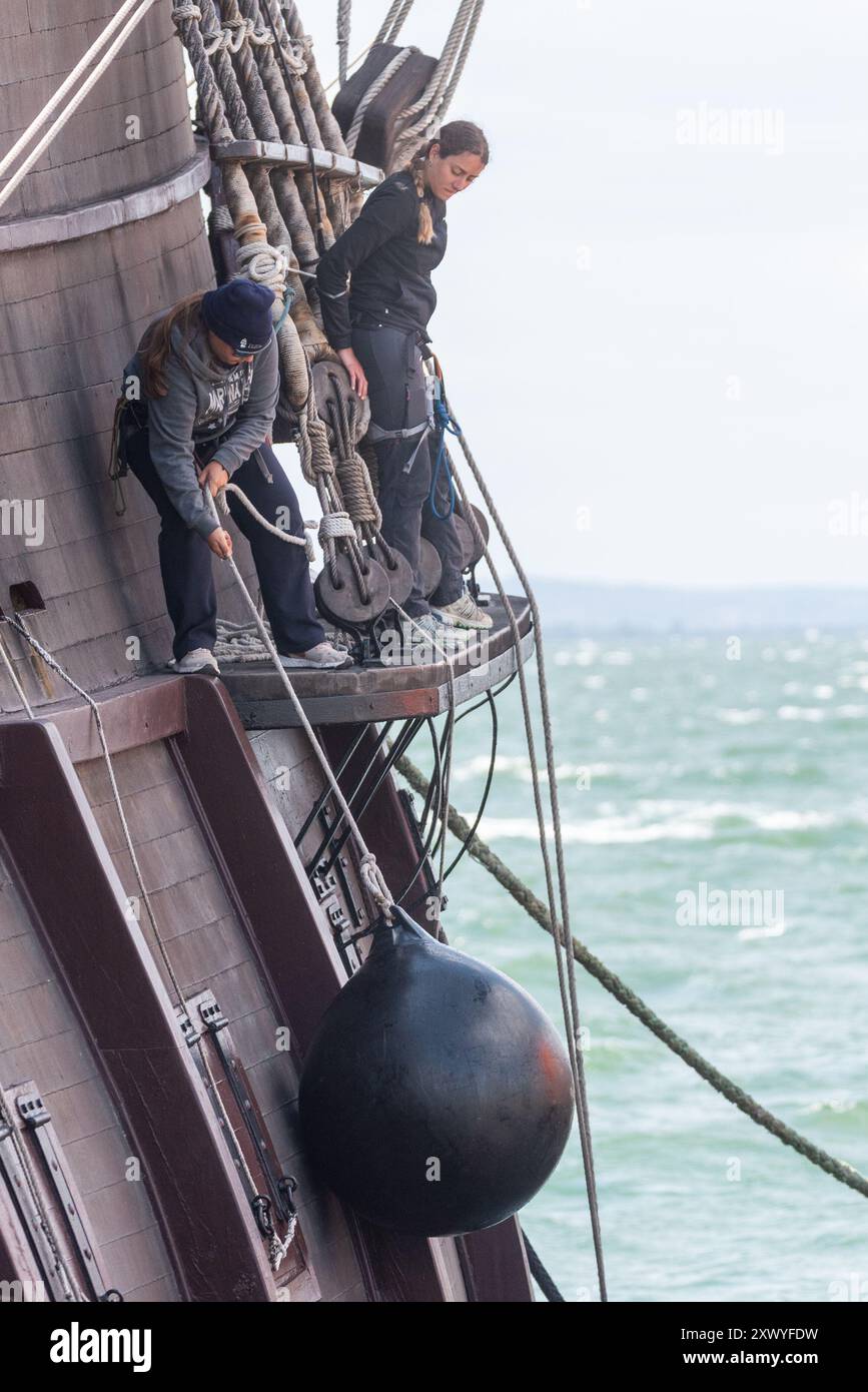 Southend Pier, Southend on Sea, Essex, Regno Unito. 21 agosto 2024. La replica della nave spagnola del XVII secolo «El Galeon», chiamata Galeón Andalucía, ha salpato lungo l'estuario del Tamigi dal Mare del Nord per legarsi al molo di Southend e sarà aperta ai visitatori dal 22 al 27 agosto. La nave partì da Bremerhaven in Germania il 18 agosto per il suo viaggio attraverso il Mare del Nord fino a Southend. El Galeon è stato costruito tra il 2009 e il 2010 dalla Nao Victoria Foundation e ha navigato in tutto il mondo e visitato molti porti. Equipaggio femminile Foto Stock