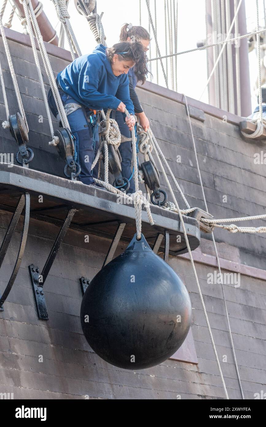 Southend Pier, Southend on Sea, Essex, Regno Unito. 21 agosto 2024. La replica della nave spagnola del XVII secolo «El Galeon», chiamata Galeón Andalucía, ha salpato lungo l'estuario del Tamigi dal Mare del Nord per legarsi al molo di Southend e sarà aperta ai visitatori dal 22 al 27 agosto. La nave partì da Bremerhaven in Germania il 18 agosto per il suo viaggio attraverso il Mare del Nord fino a Southend. El Galeon è stato costruito tra il 2009 e il 2010 dalla Nao Victoria Foundation e ha navigato in tutto il mondo e visitato molti porti. Equipaggio femminile Foto Stock