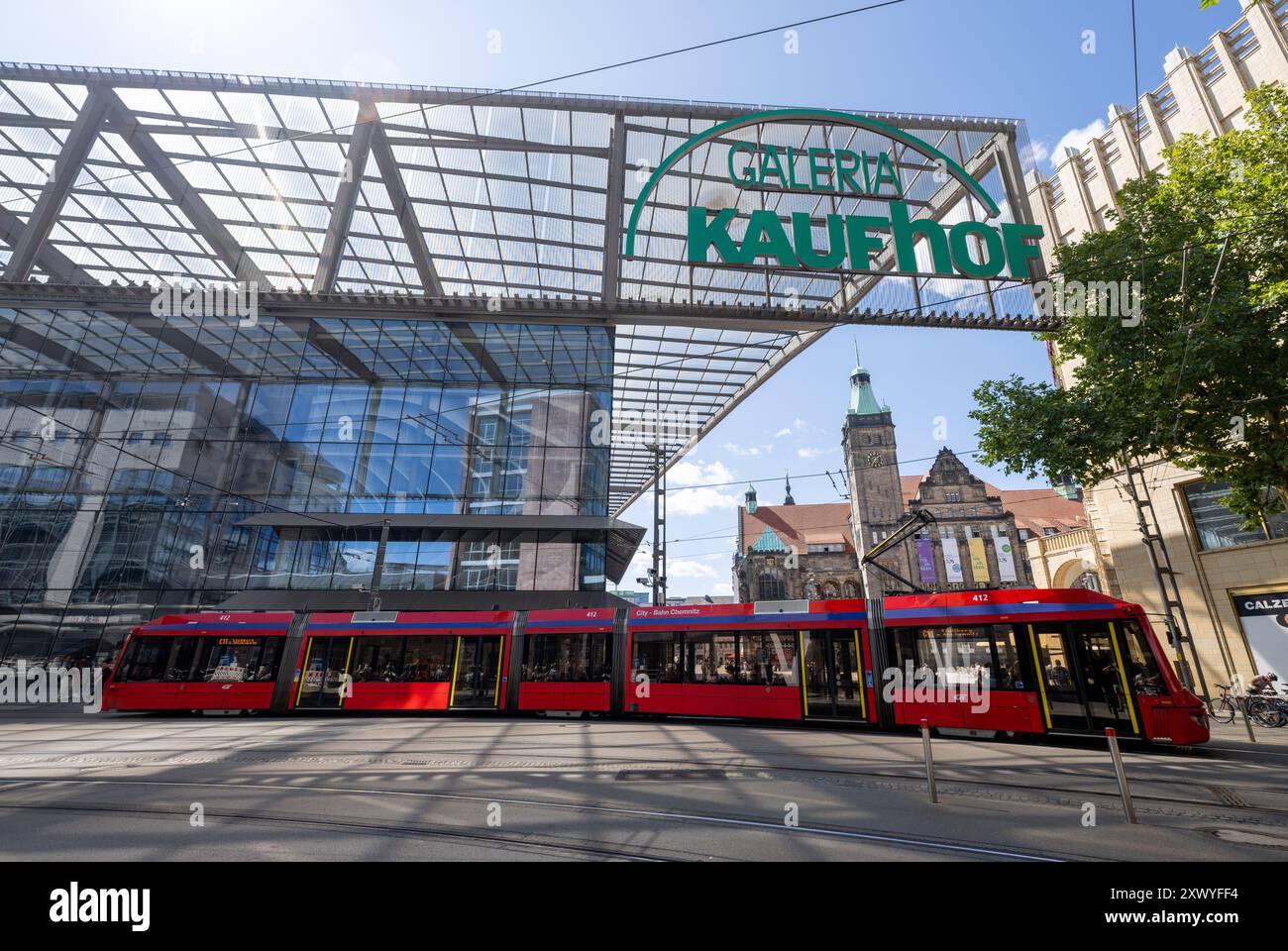 Chemnitz, Germania. 21 agosto 2024. Vista dei grandi magazzini Galeria vicino al nuovo municipio sulla piazza del mercato di Chemnitz. Questa settimana, Galeria chiuderà il suo negozio sulla piazza del mercato nella terza città più grande della Sassonia. In seguito alla terza insolvenza del gruppo Galeria retail, in primavera il grande magazzino è stato finalmente inserito nella lista di chiusura di 16 negozi a livello nazionale. In Sassonia, l'azienda ha ora sedi solo a Lipsia e Dresda. Ci sono già nuovi piani per il negozio a Chemnitz. Crediti: Hendrik Schmidt/dpa/Alamy Live News Foto Stock