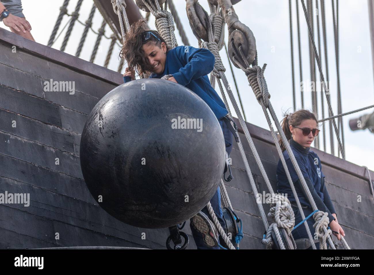 Southend Pier, Southend on Sea, Essex, Regno Unito. 21 agosto 2024. La replica della nave spagnola del XVII secolo «El Galeon», chiamata Galeón Andalucía, ha salpato lungo l'estuario del Tamigi dal Mare del Nord per legarsi al molo di Southend e sarà aperta ai visitatori dal 22 al 27 agosto. La nave partì da Bremerhaven in Germania il 18 agosto per il suo viaggio attraverso il Mare del Nord fino a Southend. El Galeon è stato costruito tra il 2009 e il 2010 dalla Nao Victoria Foundation e ha navigato in tutto il mondo e visitato molti porti. Equipaggio femminile Foto Stock