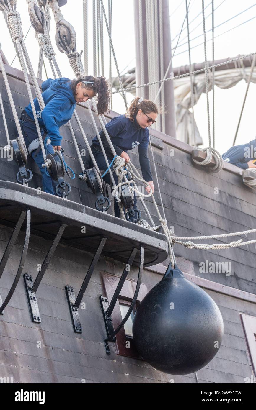 Southend Pier, Southend on Sea, Essex, Regno Unito. 21 agosto 2024. La replica della nave spagnola del XVII secolo «El Galeon», chiamata Galeón Andalucía, ha salpato lungo l'estuario del Tamigi dal Mare del Nord per legarsi al molo di Southend e sarà aperta ai visitatori dal 22 al 27 agosto. La nave partì da Bremerhaven in Germania il 18 agosto per il suo viaggio attraverso il Mare del Nord fino a Southend. El Galeon è stato costruito tra il 2009 e il 2010 dalla Nao Victoria Foundation e ha navigato in tutto il mondo e visitato molti porti. Equipaggio femminile Foto Stock