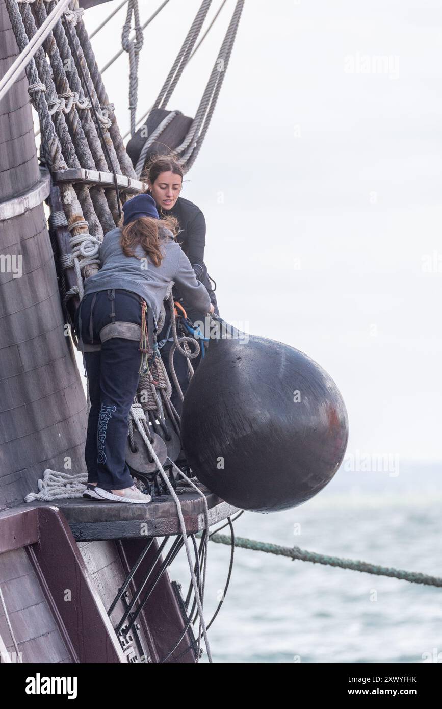 Southend Pier, Southend on Sea, Essex, Regno Unito. 21 agosto 2024. La replica della nave spagnola del XVII secolo «El Galeon», chiamata Galeón Andalucía, ha salpato lungo l'estuario del Tamigi dal Mare del Nord per legarsi al molo di Southend e sarà aperta ai visitatori dal 22 al 27 agosto. La nave partì da Bremerhaven in Germania il 18 agosto per il suo viaggio attraverso il Mare del Nord fino a Southend. El Galeon è stato costruito tra il 2009 e il 2010 dalla Nao Victoria Foundation e ha navigato in tutto il mondo e visitato molti porti. Equipaggio femminile Foto Stock
