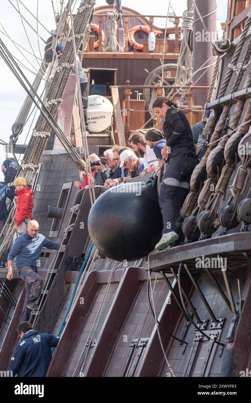 Southend Pier, Southend on Sea, Essex, Regno Unito. 21 agosto 2024. La replica della nave spagnola del XVII secolo «El Galeon», chiamata Galeón Andalucía, ha salpato lungo l'estuario del Tamigi dal Mare del Nord per legarsi al molo di Southend e sarà aperta ai visitatori dal 22 al 27 agosto. La nave partì da Bremerhaven in Germania il 18 agosto per il suo viaggio attraverso il Mare del Nord fino a Southend. El Galeon è stato costruito tra il 2009 e il 2010 dalla Nao Victoria Foundation e ha navigato in tutto il mondo e visitato molti porti. Equipaggio con parafanghi Foto Stock