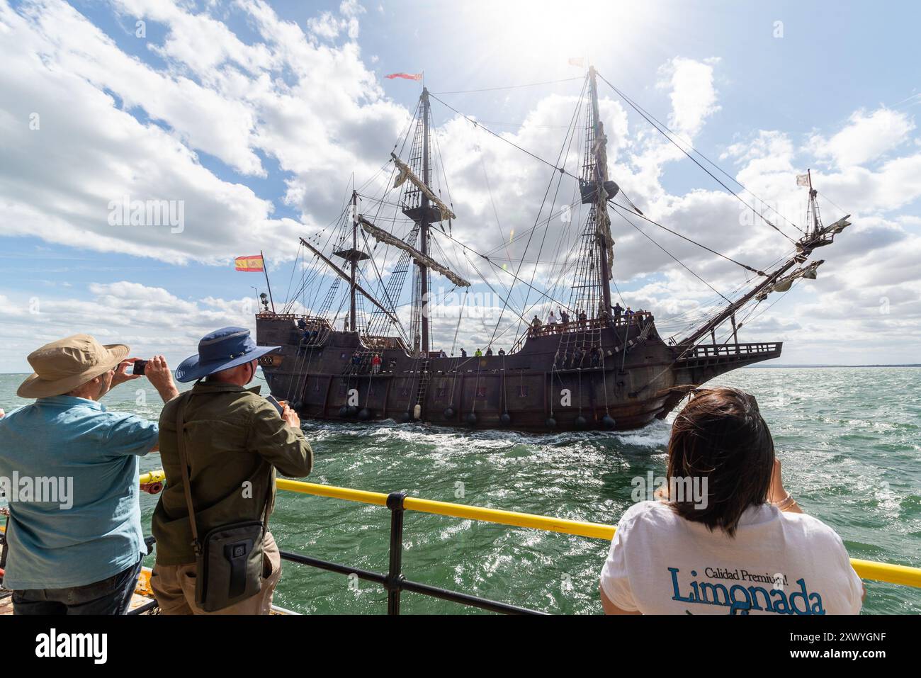 Southend Pier, Southend on Sea, Essex, Regno Unito. 21 agosto 2024. La replica della nave spagnola del XVII secolo «El Galeon», chiamata Galeón Andalucía, ha salpato lungo l'estuario del Tamigi dal Mare del Nord per legarsi al molo di Southend e sarà aperta ai visitatori dal 22 al 27 agosto. La nave partì da Bremerhaven in Germania il 18 agosto per il suo viaggio attraverso il Mare del Nord fino a Southend. El Galeon è stato costruito tra il 2009 e il 2010 dalla Nao Victoria Foundation e ha navigato in tutto il mondo e visitato molti porti. Gente che guarda la nave dal molo Foto Stock