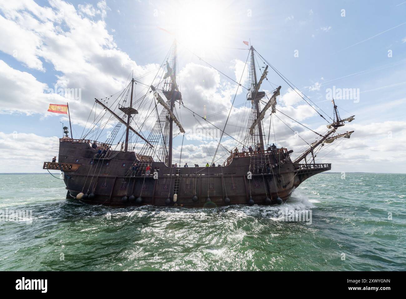 Southend Pier, Southend on Sea, Essex, Regno Unito. 21 agosto 2024. La replica della nave spagnola del XVII secolo «El Galeon», chiamata Galeón Andalucía, ha salpato lungo l'estuario del Tamigi dal Mare del Nord per legarsi al molo di Southend e sarà aperta ai visitatori dal 22 al 27 agosto. La nave partì da Bremerhaven in Germania il 18 agosto per il suo viaggio attraverso il Mare del Nord fino a Southend. El Galeon è stato costruito tra il 2009 e il 2010 dalla Nao Victoria Foundation e ha navigato in tutto il mondo e visitato molti porti Foto Stock