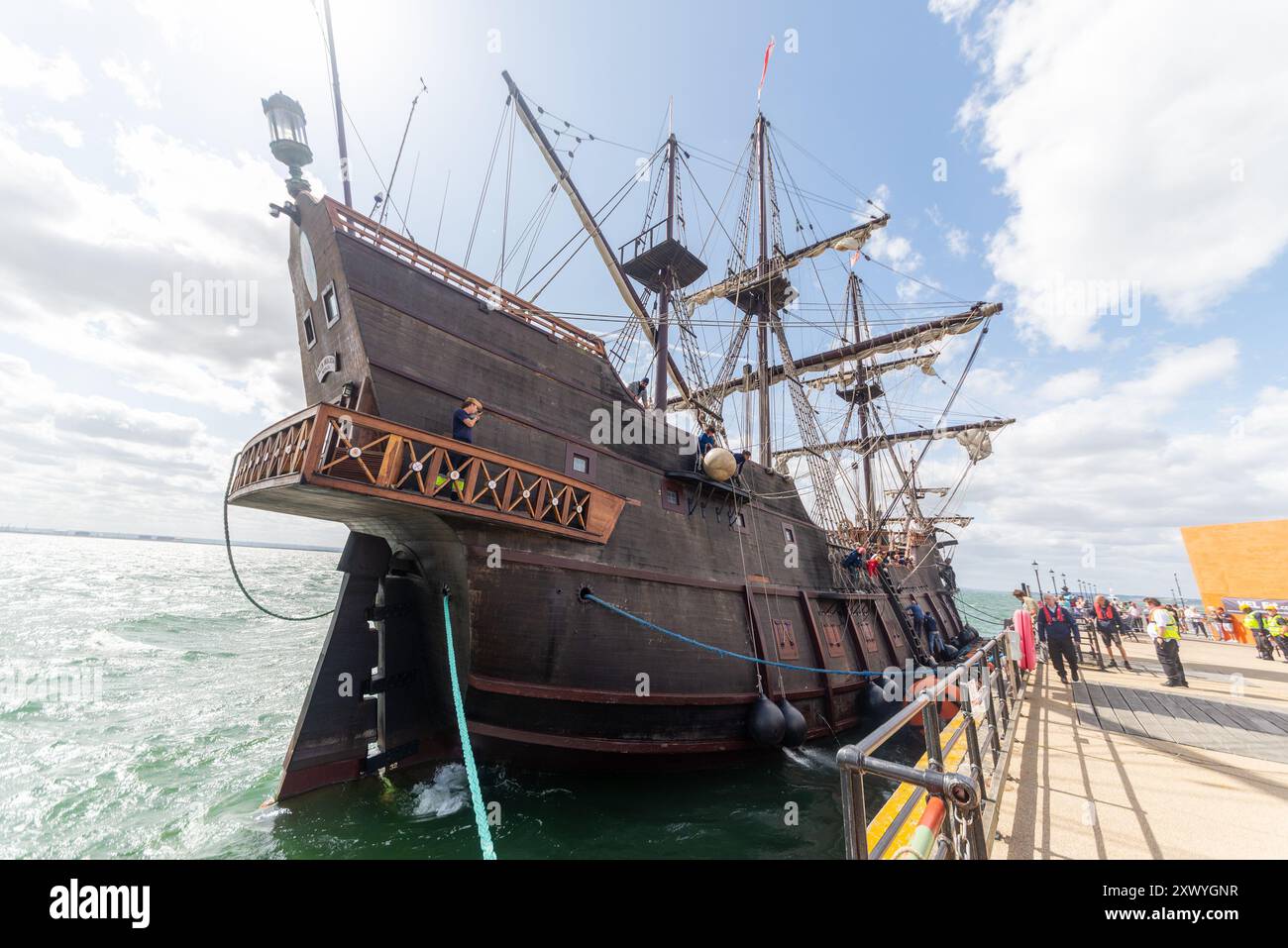 Southend Pier, Southend on Sea, Essex, Regno Unito. 21 agosto 2024. La replica della nave spagnola del XVII secolo «El Galeon», chiamata Galeón Andalucía, ha salpato lungo l'estuario del Tamigi dal Mare del Nord per legarsi al molo di Southend e sarà aperta ai visitatori dal 22 al 27 agosto. La nave partì da Bremerhaven in Germania il 18 agosto per il suo viaggio attraverso il Mare del Nord fino a Southend. El Galeon è stato costruito tra il 2009 e il 2010 dalla Nao Victoria Foundation e ha navigato in tutto il mondo e visitato molti porti. Ormeggiato accanto al molo Foto Stock