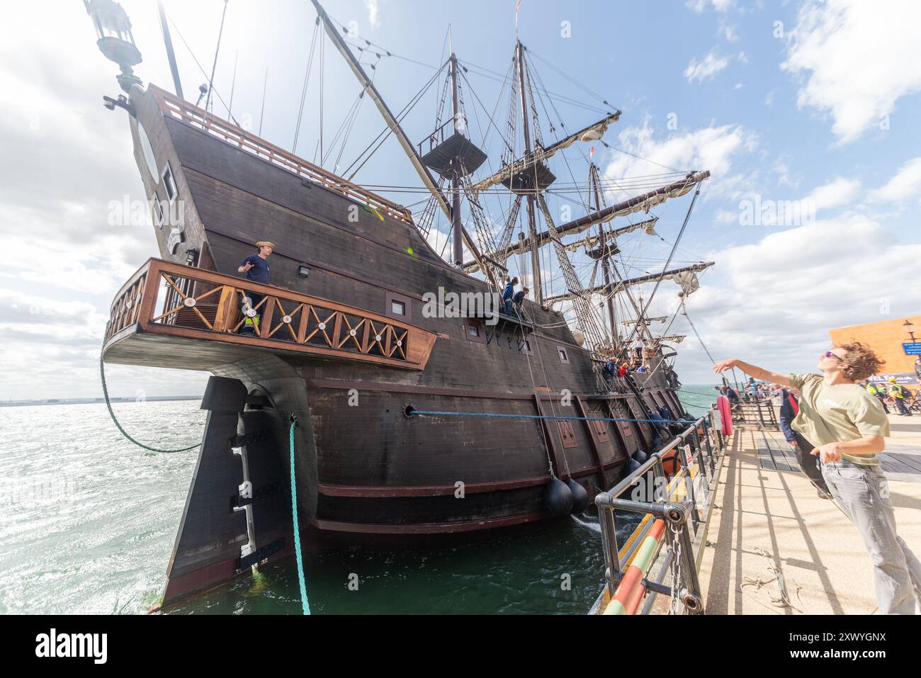 Southend Pier, Southend on Sea, Essex, Regno Unito. 21 agosto 2024. La replica della nave spagnola del XVII secolo «El Galeon», chiamata Galeón Andalucía, ha salpato lungo l'estuario del Tamigi dal Mare del Nord per legarsi al molo di Southend e sarà aperta ai visitatori dal 22 al 27 agosto. La nave partì da Bremerhaven in Germania il 18 agosto per il suo viaggio attraverso il Mare del Nord fino a Southend. El Galeon è stato costruito tra il 2009 e il 2010 dalla Nao Victoria Foundation e ha navigato in tutto il mondo e visitato molti porti. Ormeggiato accanto al molo Foto Stock
