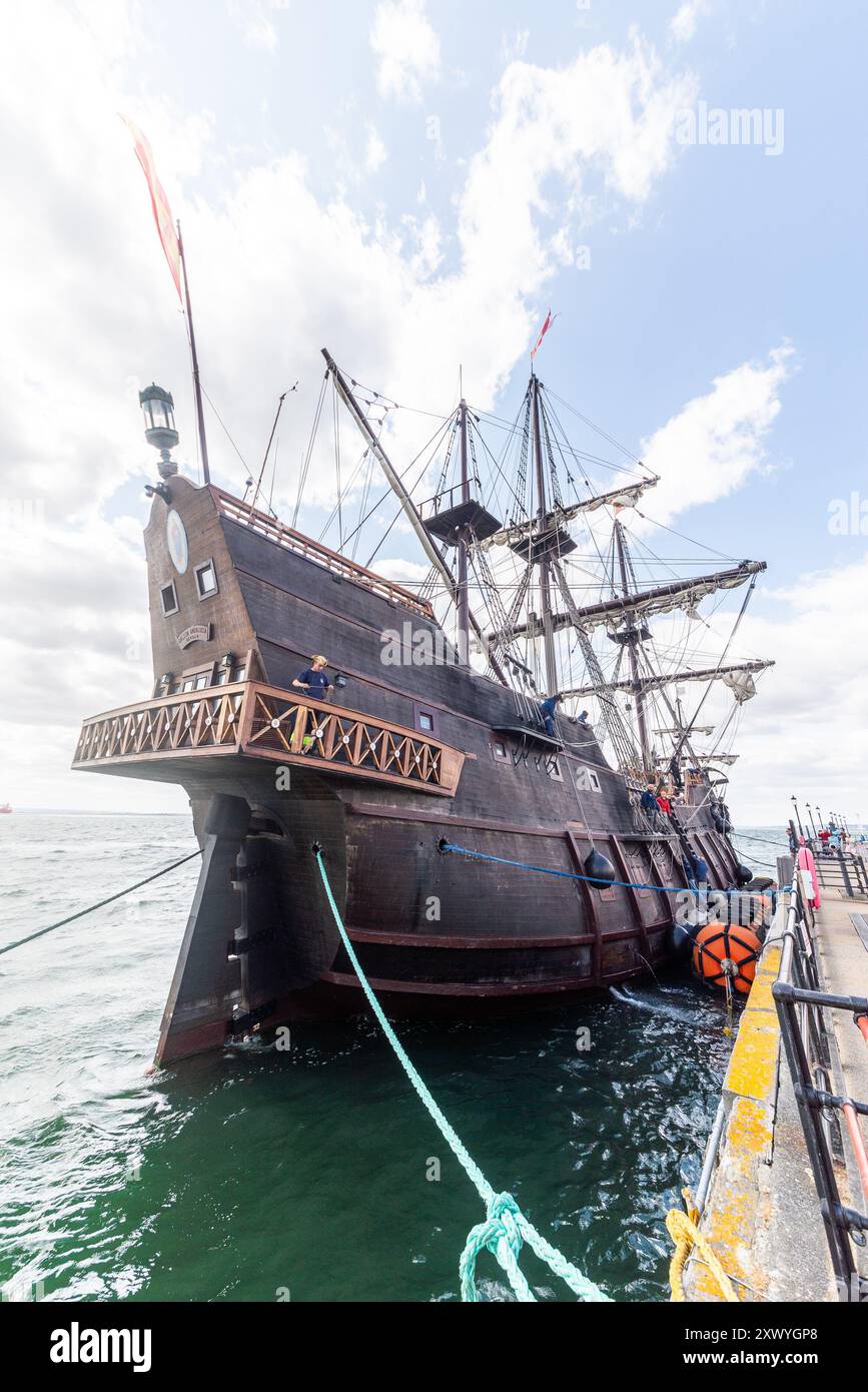 Southend Pier, Southend on Sea, Essex, Regno Unito. 21 agosto 2024. La replica della nave spagnola del XVII secolo «El Galeon», chiamata Galeón Andalucía, ha salpato lungo l'estuario del Tamigi dal Mare del Nord per legarsi al molo di Southend e sarà aperta ai visitatori dal 22 al 27 agosto. La nave partì da Bremerhaven in Germania il 18 agosto per il suo viaggio attraverso il Mare del Nord fino a Southend. El Galeon è stato costruito tra il 2009 e il 2010 dalla Nao Victoria Foundation e ha navigato in tutto il mondo e visitato molti porti. Ormeggiato accanto al molo Foto Stock